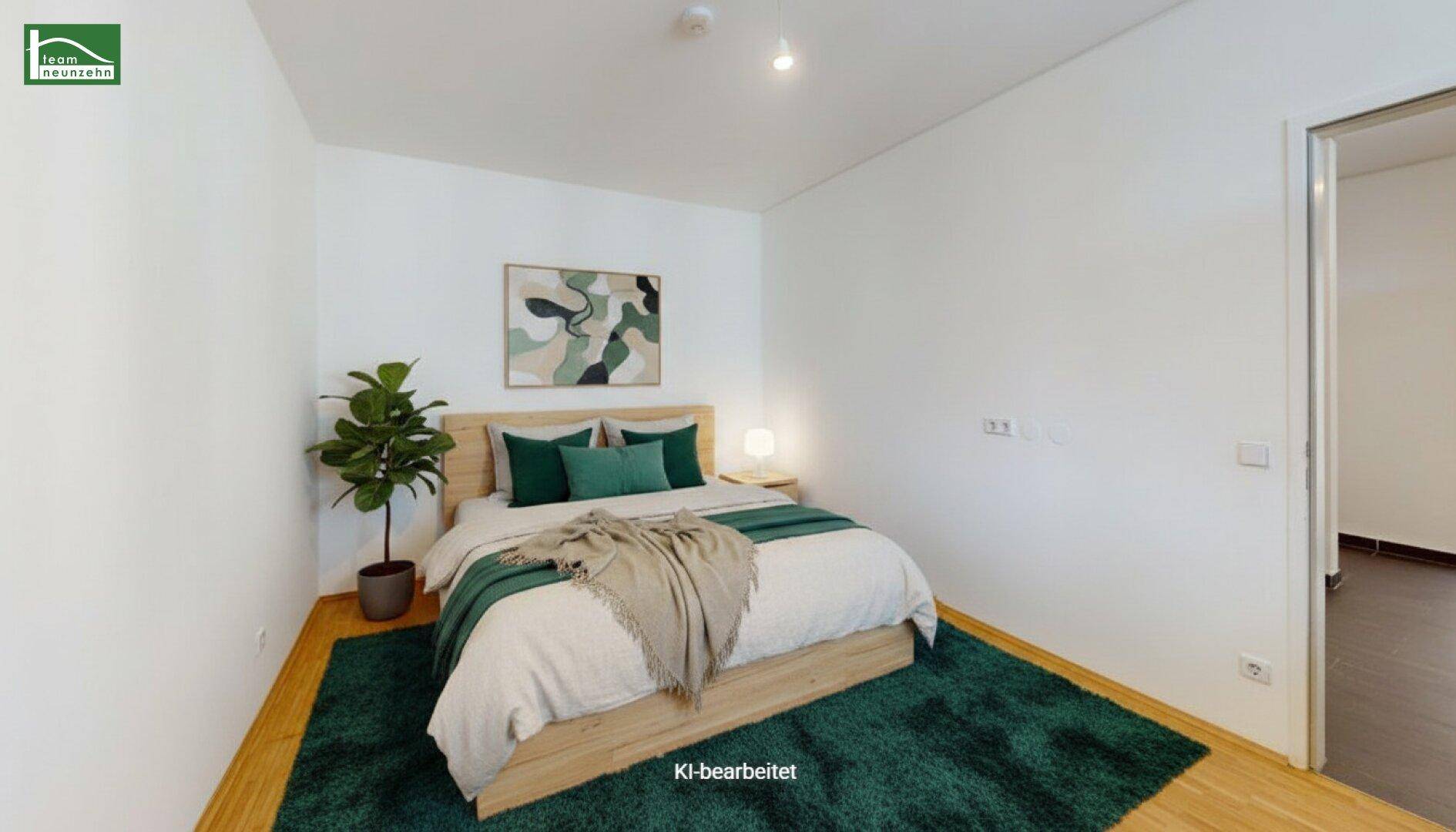 Virtuell möbliertes Schlafzimmer mit Holzbett, grünem Teppich und moderner Dekoration.