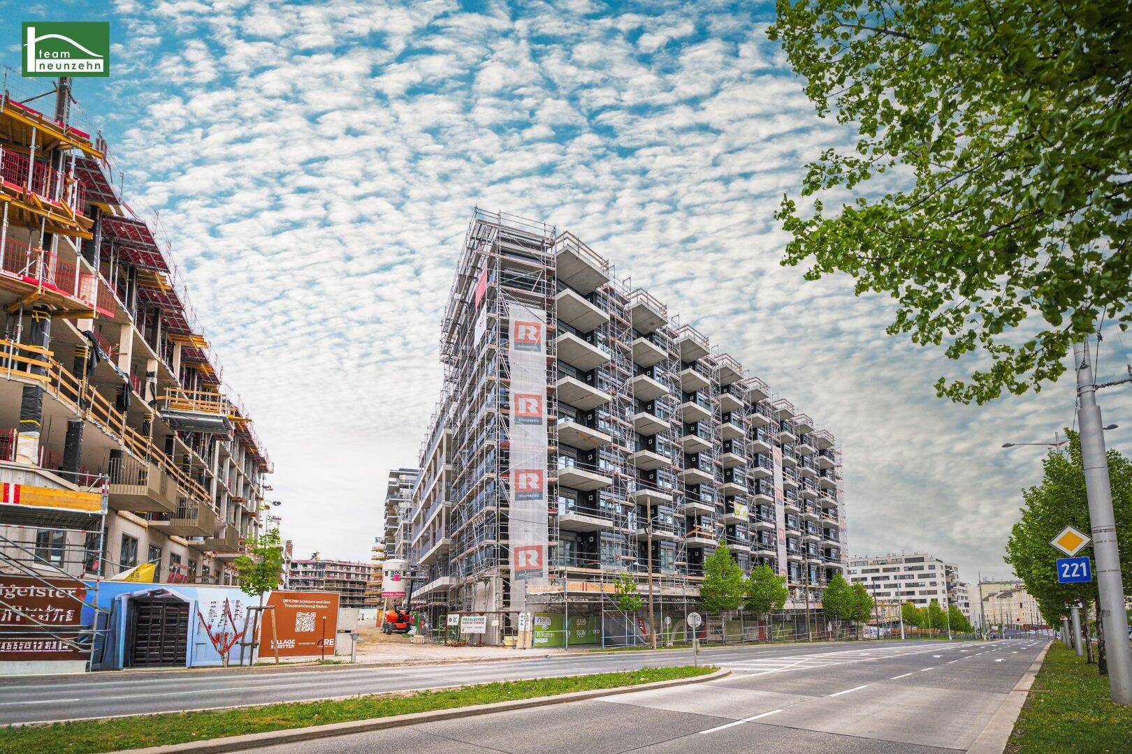 Neubauprojekt mit Gerüst an der Fassade, zeigt den Baufortschritt der Wohnanlage.