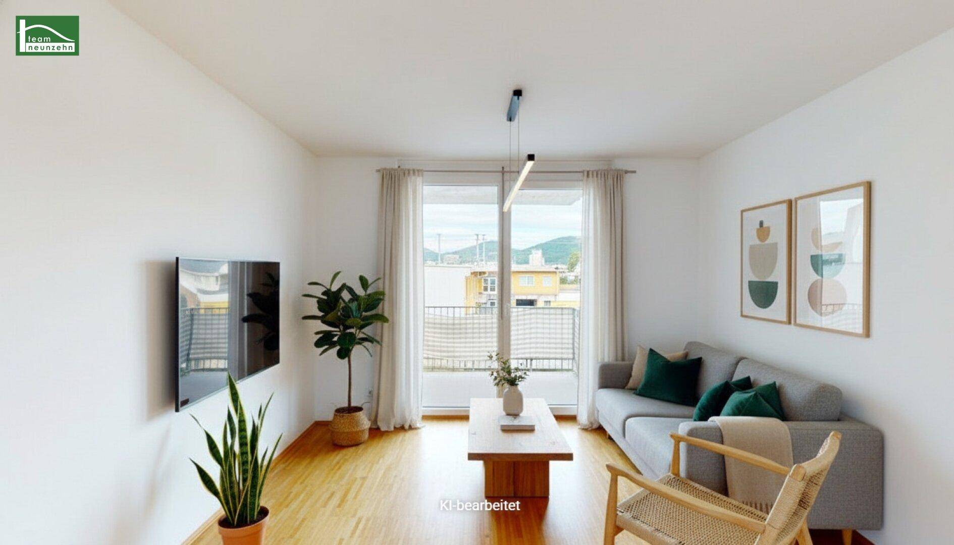 Modern eingerichtetes Wohnzimmer mit Sofa, Fernseher und Zugang zum Balkon, hell und einladend.