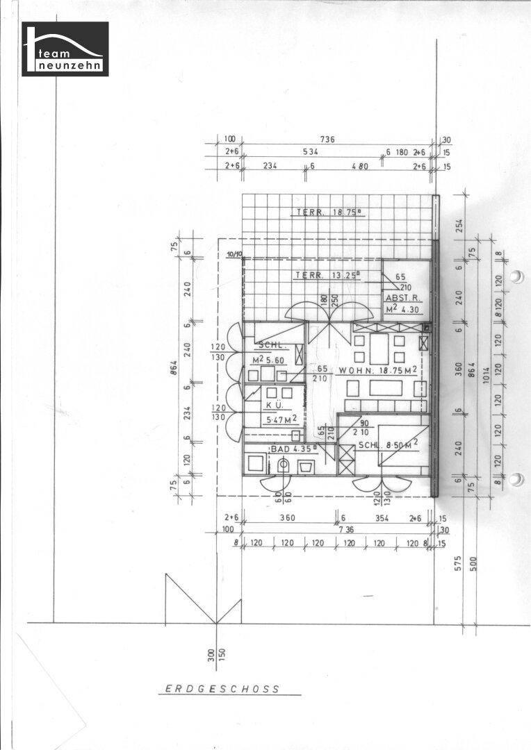 Grundriss des Erdgeschosses mit zwei Terrassen, zwei Schlafzimmern, Wohnzimmer, Küche und Bad.