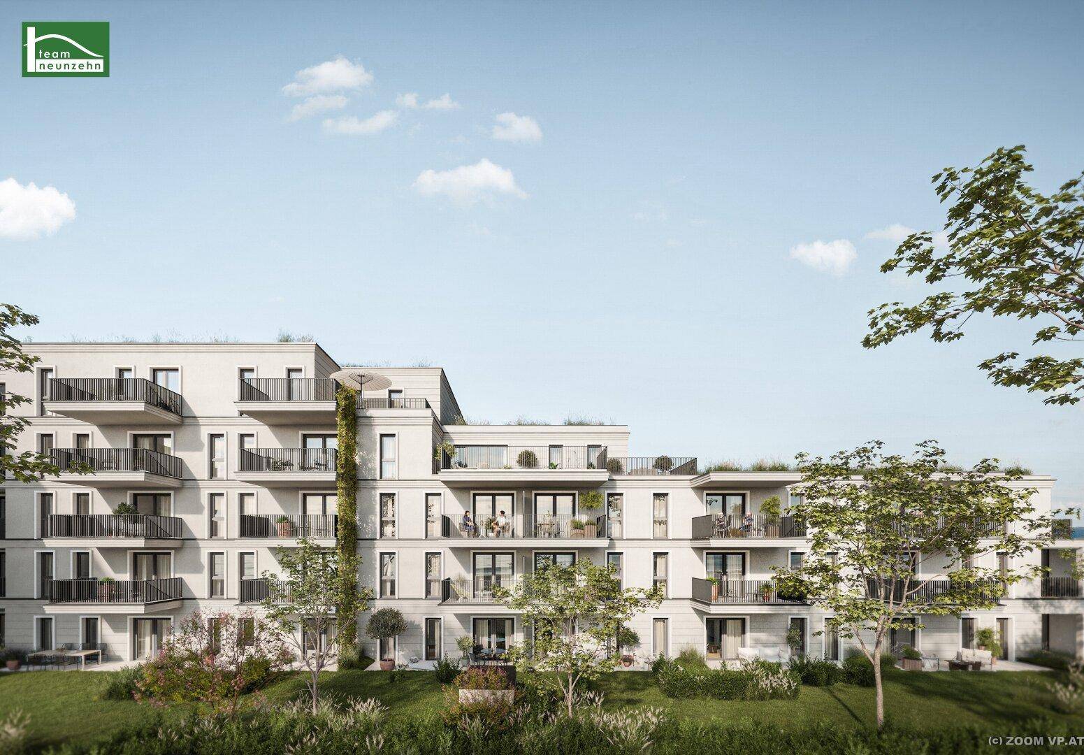 Moderne Wohnanlage mit gestuften Balkonen und begrünten Außenbereichen unter blauem Himmel.