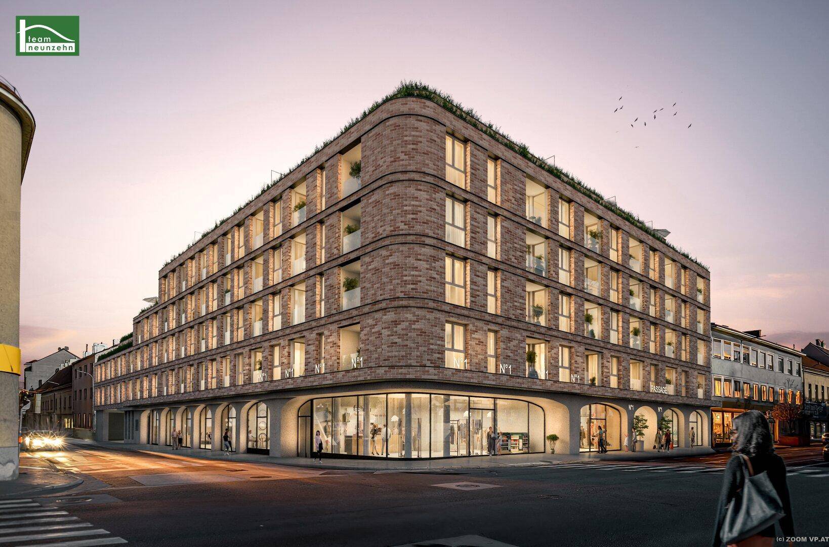 Elegantes Eckgebäude mit moderner Ziegelfassade, großen Schaufenstern und begrüntem Flachdach in urbaner Umgebung.