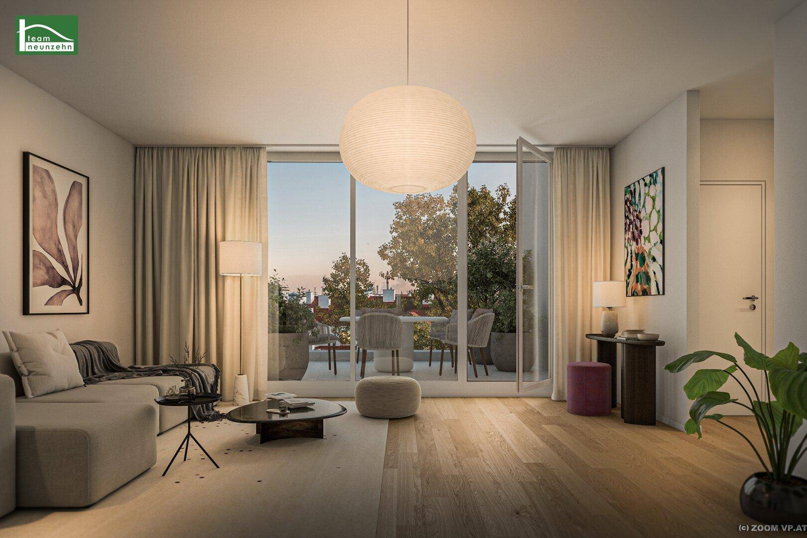 Geräumiges Wohnzimmer mit Holzboden, bequemer Couch und Zugang zu einem Außenbereich.