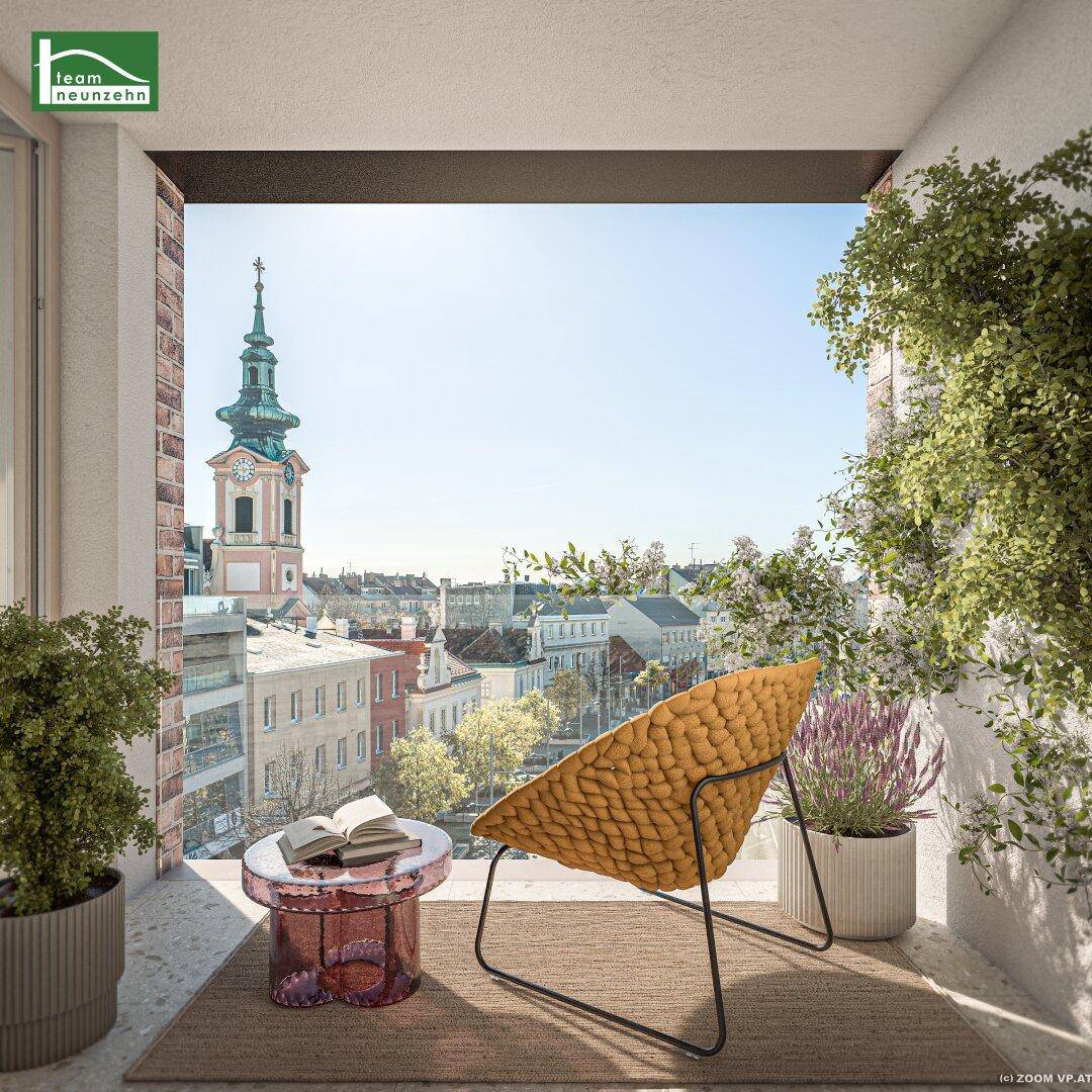 Gemütlicher Balkon mit Sitzgelegenheit und weitem Blick über die Stadt und historische Gebäude.