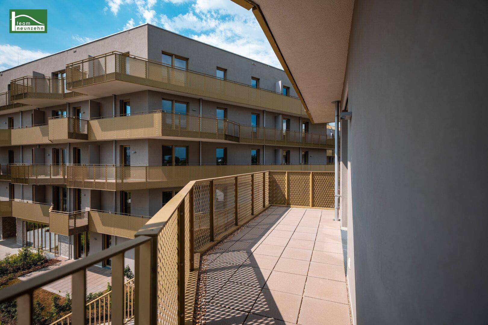 Geräumiger Balkon mit Fliesenboden und moderner Brüstung, ideal für entspannte Stunden im Freien.