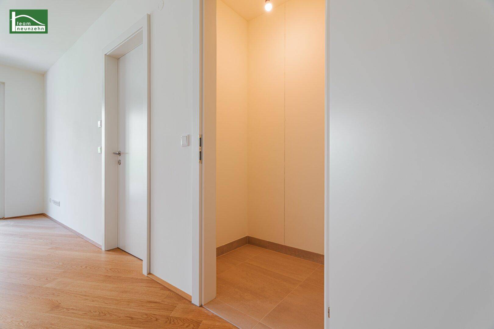 Praktischer Abstellraum mit Fliesenboden und Beleuchtung, ideal für zusätzlichen Stauraum.