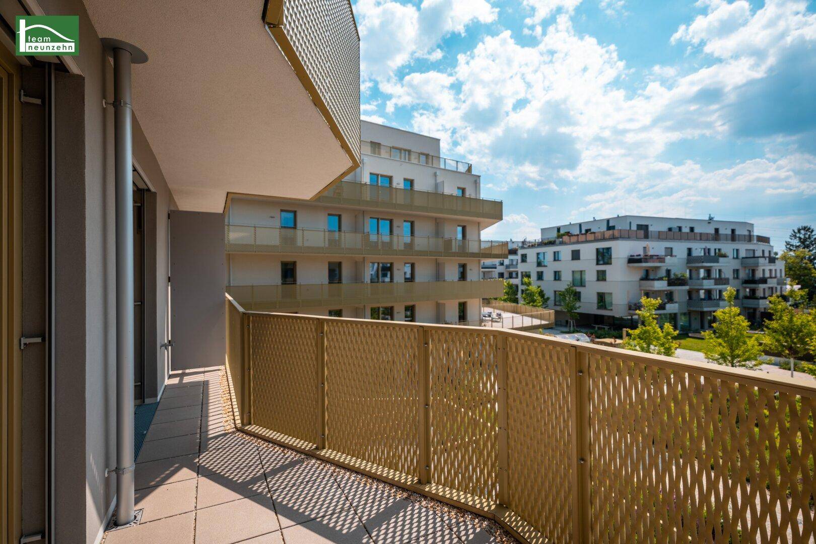 Heller Balkon mit moderner Brüstung und weitem Blick über die Umgebung.
