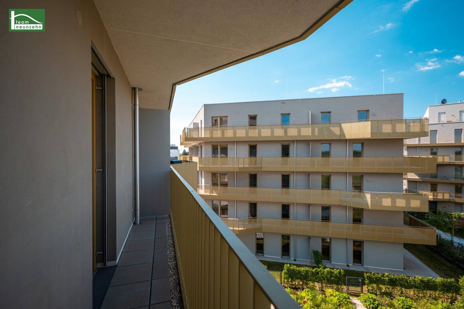 Balkon mit Blick auf die moderne Architektur des gegenüberliegenden Gebäudes.