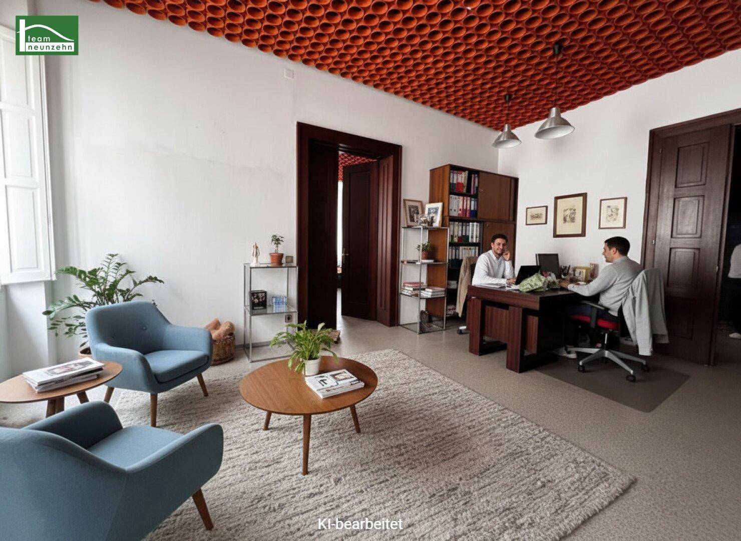 Helles Büro mit orangefarbener Decke, bequemen Sesseln und Arbeitsplätzen, ideal für kreative Arbeit.