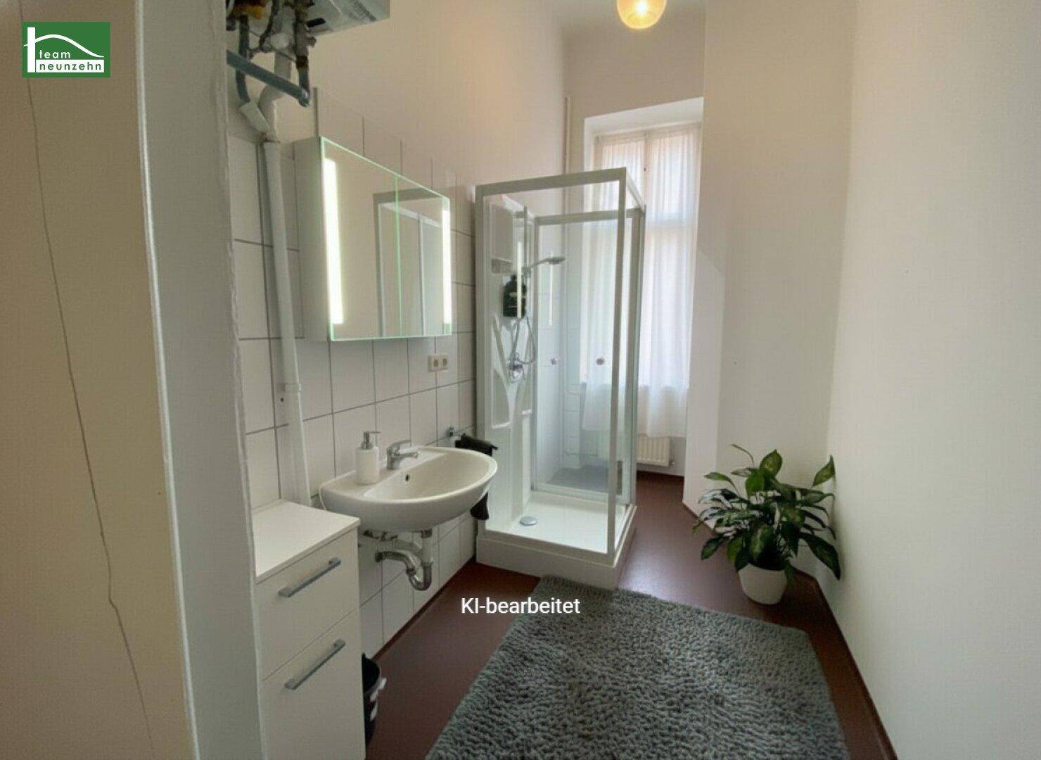 Funktionales Badezimmer mit Duschkabine, Waschbecken und Spiegelschrank.