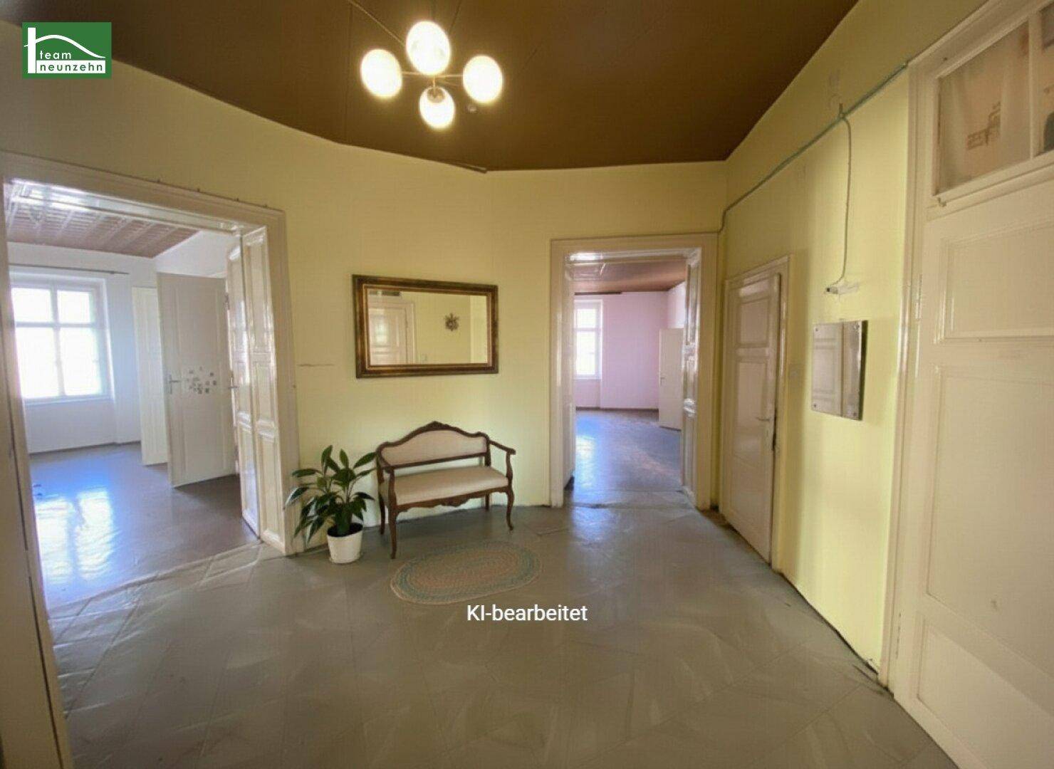 Geräumiger Flur mit hohen Decken, der mehrere Zimmer miteinander verbindet und viel Potenzial bietet.