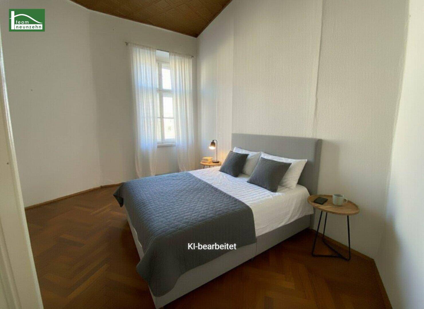 Ruhiges Schlafzimmer mit Fischgrätparkett, hohen Decken und einem bequemen Doppelbett.