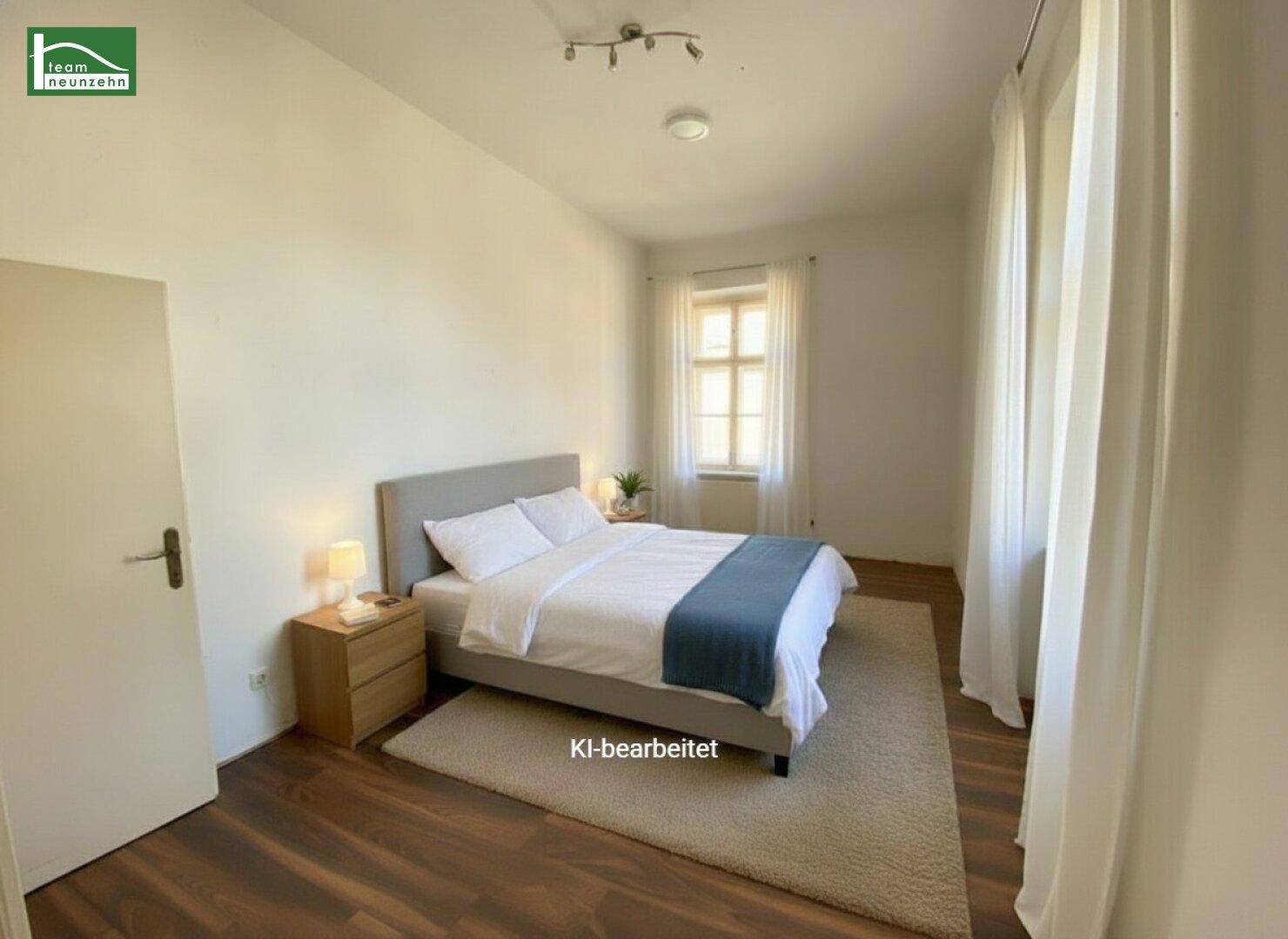Ruhiges Schlafzimmer mit Doppelbett, Nachttischen und einem Fenster.