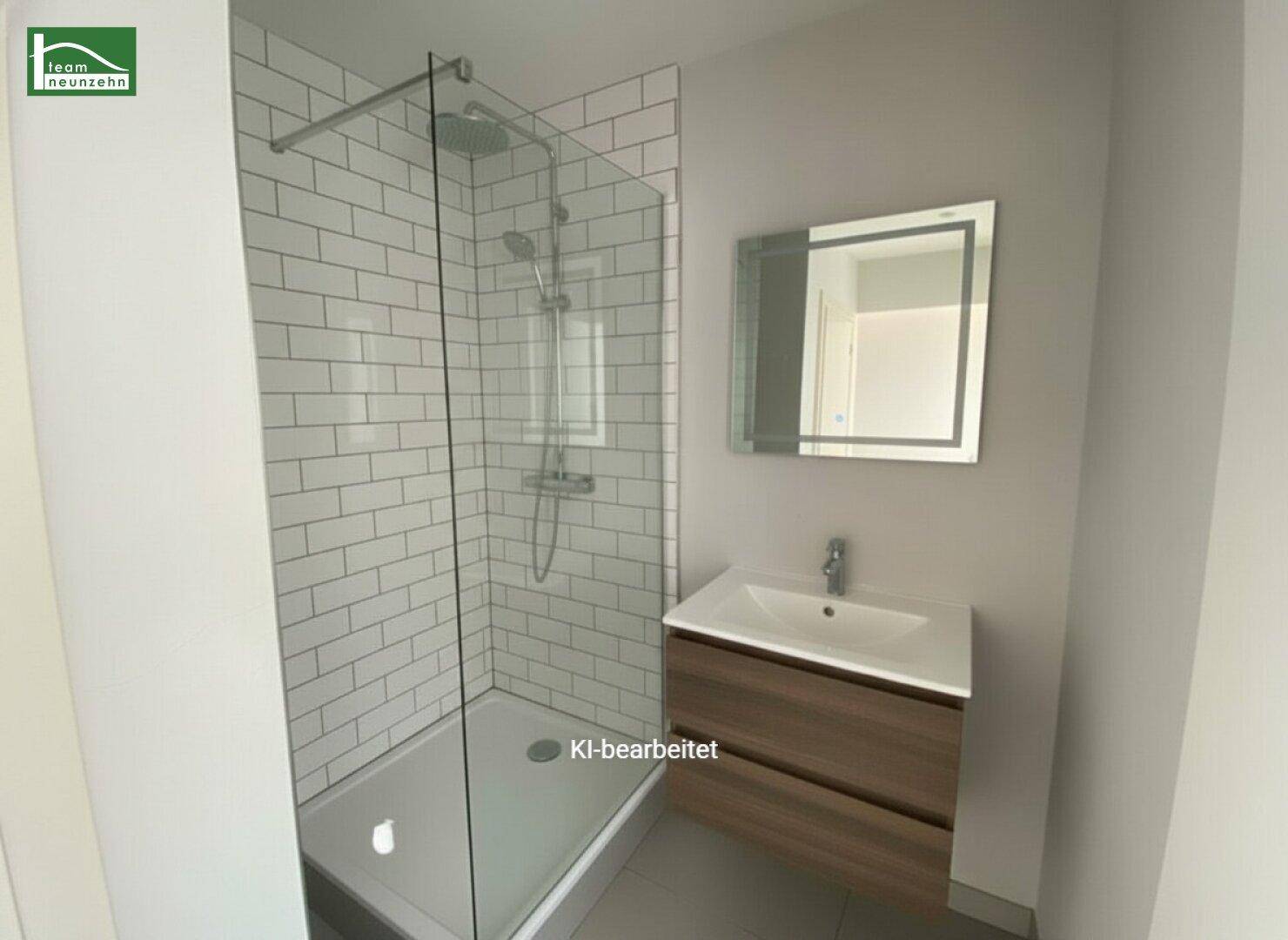 Modernes Badezimmer mit Duschkabine, Waschbecken und Spiegel.
