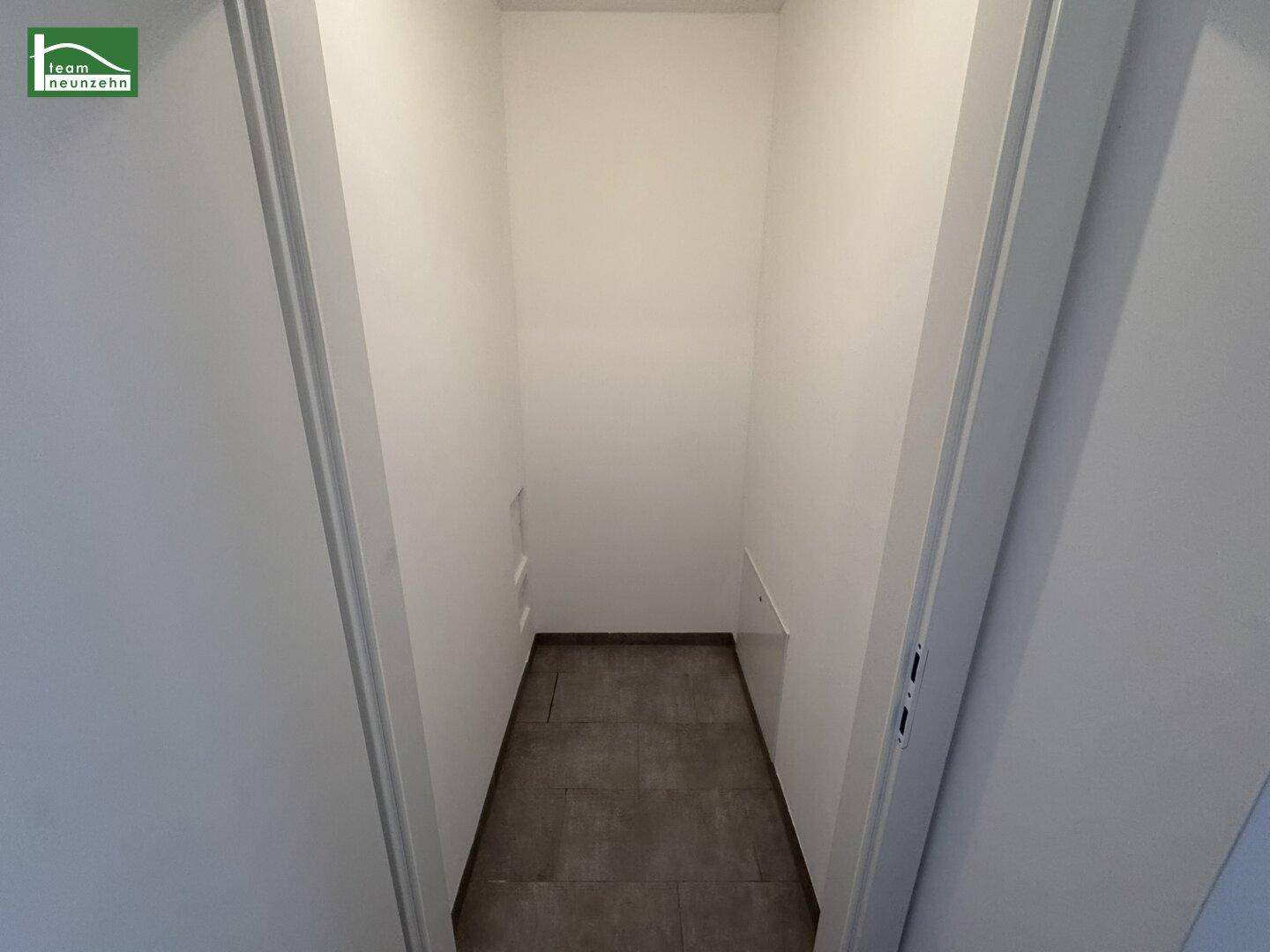 Praktischer Abstellraum mit Fliesenboden, ideal für zusätzlichen Stauraum im Haushalt.