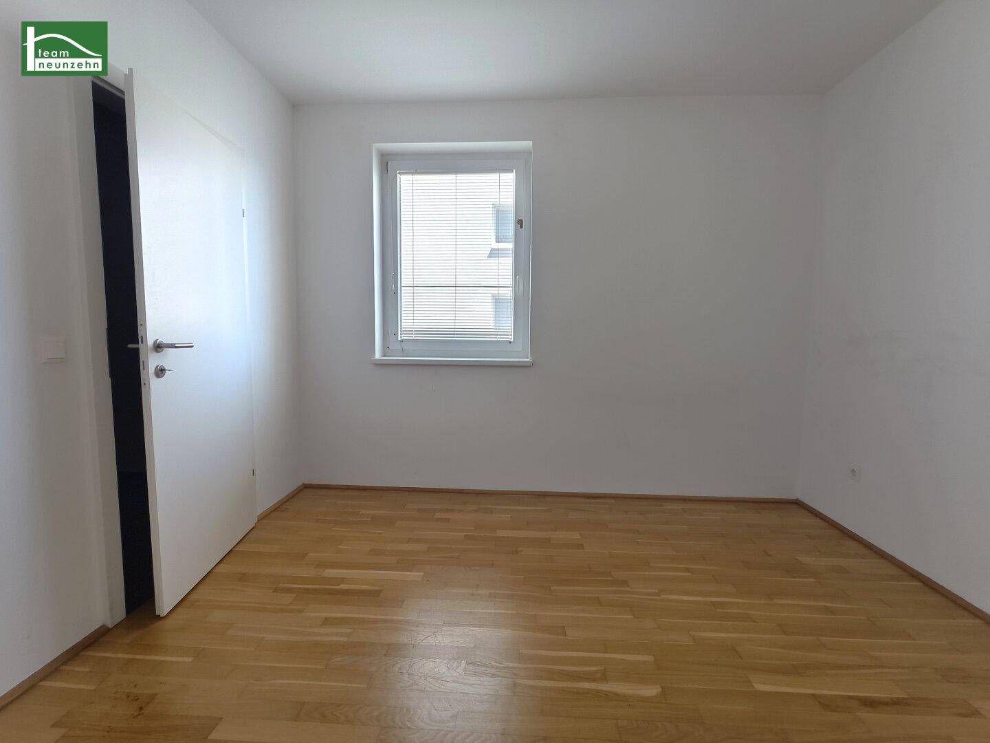 Freundliches Zimmer mit Parkettboden und einem Fenster, das für gute Belichtung sorgt.