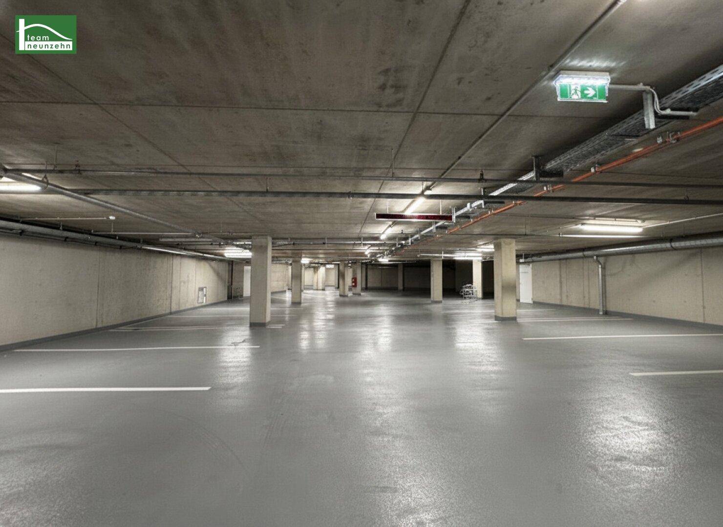 Geräumige Tiefgarage mit vielen Stellplätzen und guter Beleuchtung unter der Wohnanlage.