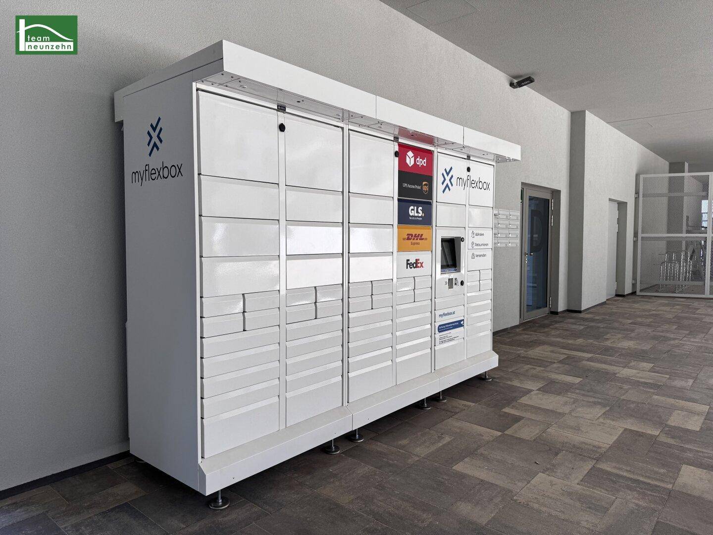 Moderne Paketstation von MyFlexBox im Eingangsbereich des Gebäudes für bequeme Zustellung und Abholung.