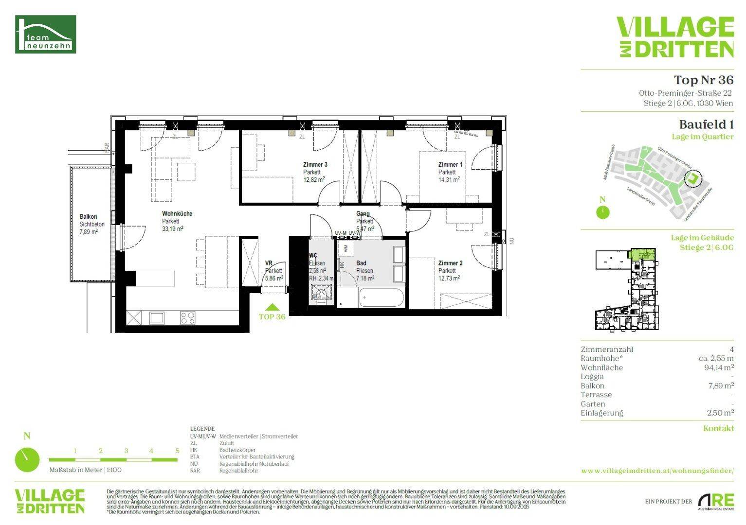 Grundriss einer Wohnung mit drei Zimmern, offenem Wohnbereich, zwei Bädern und Balkon.