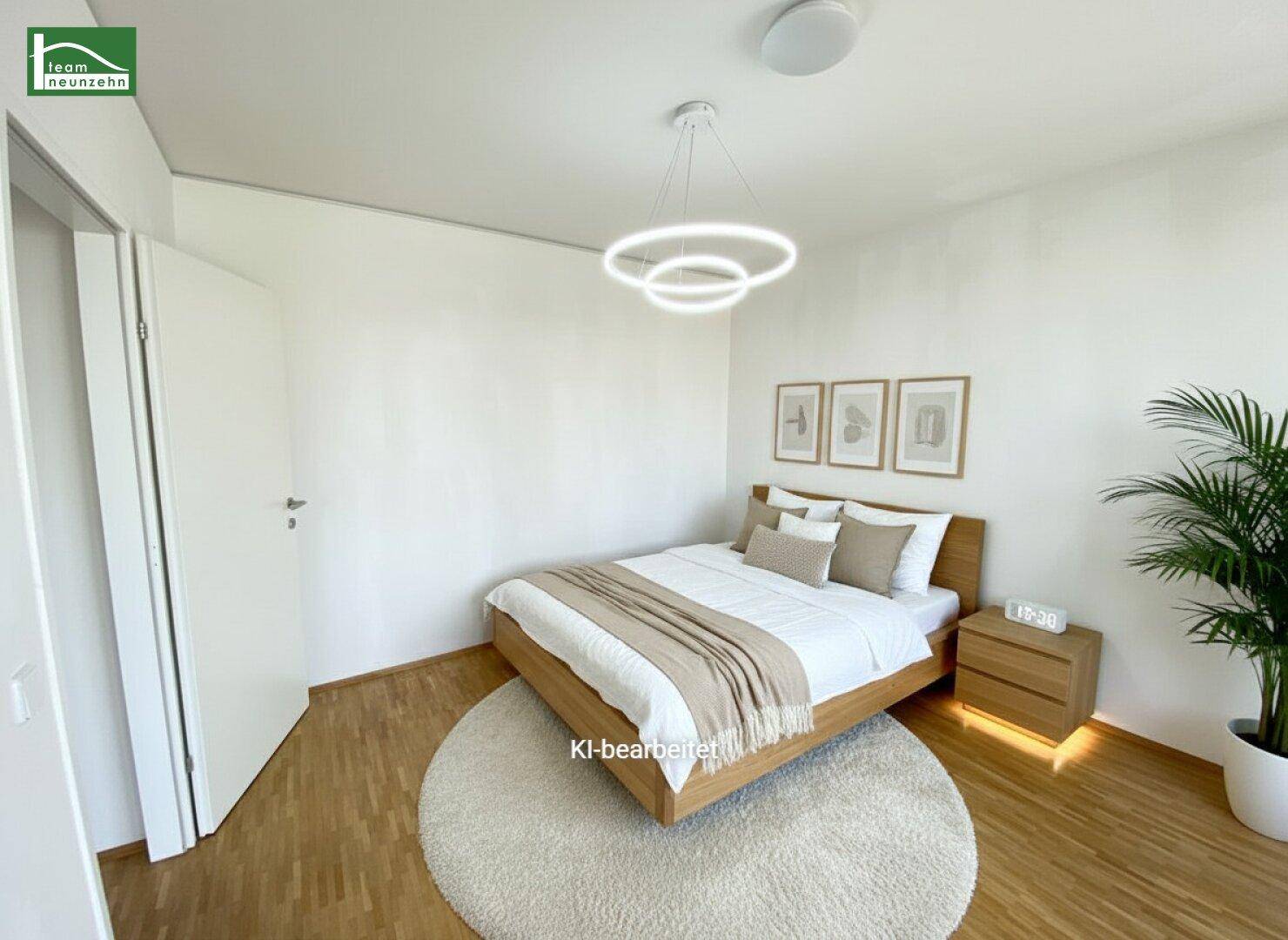 Virtuell inszeniertes Schlafzimmer mit Holzboden, modernem Bett und stilvoller Beleuchtung.
