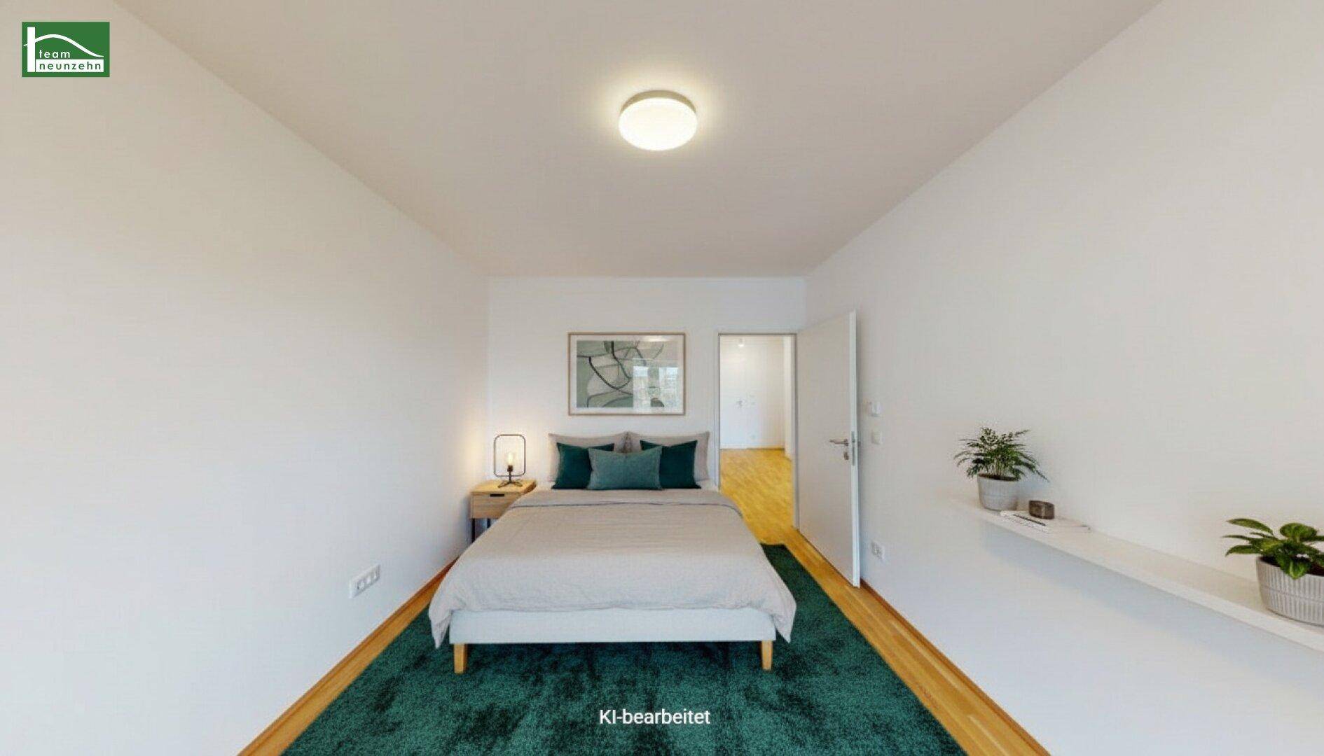Gemütliches Schlafzimmer mit Doppelbett, Nachttisch und grünem Teppich auf Holzboden.