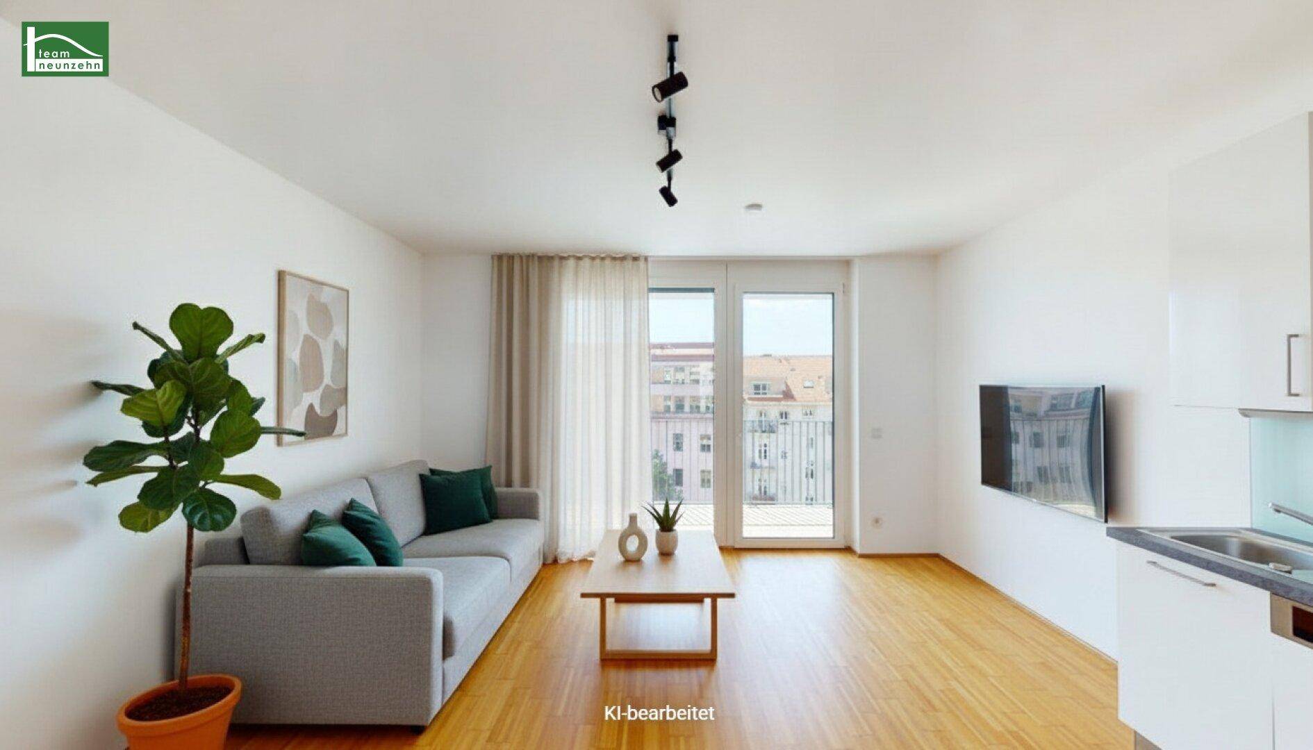 Modern eingerichtetes Wohnzimmer mit beigem Sofa, Holztisch und Zugang zum Balkon.