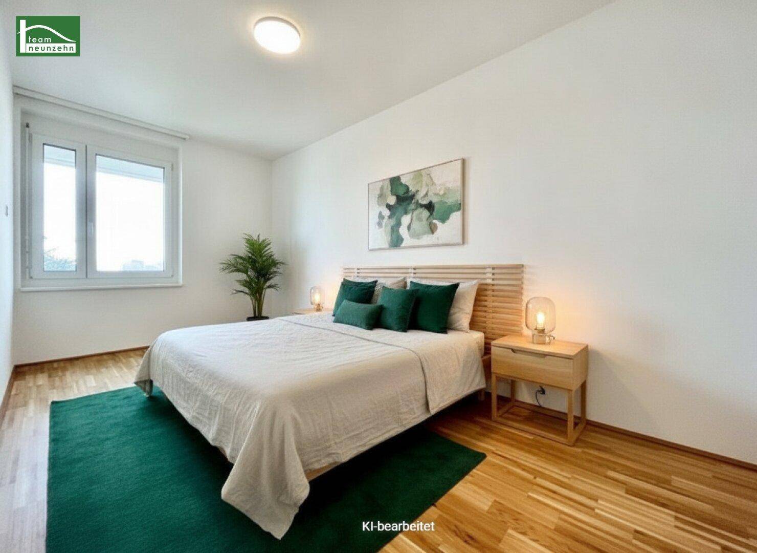 Modern eingerichtetes Schlafzimmer mit Parkettboden und einem großen Fenster.