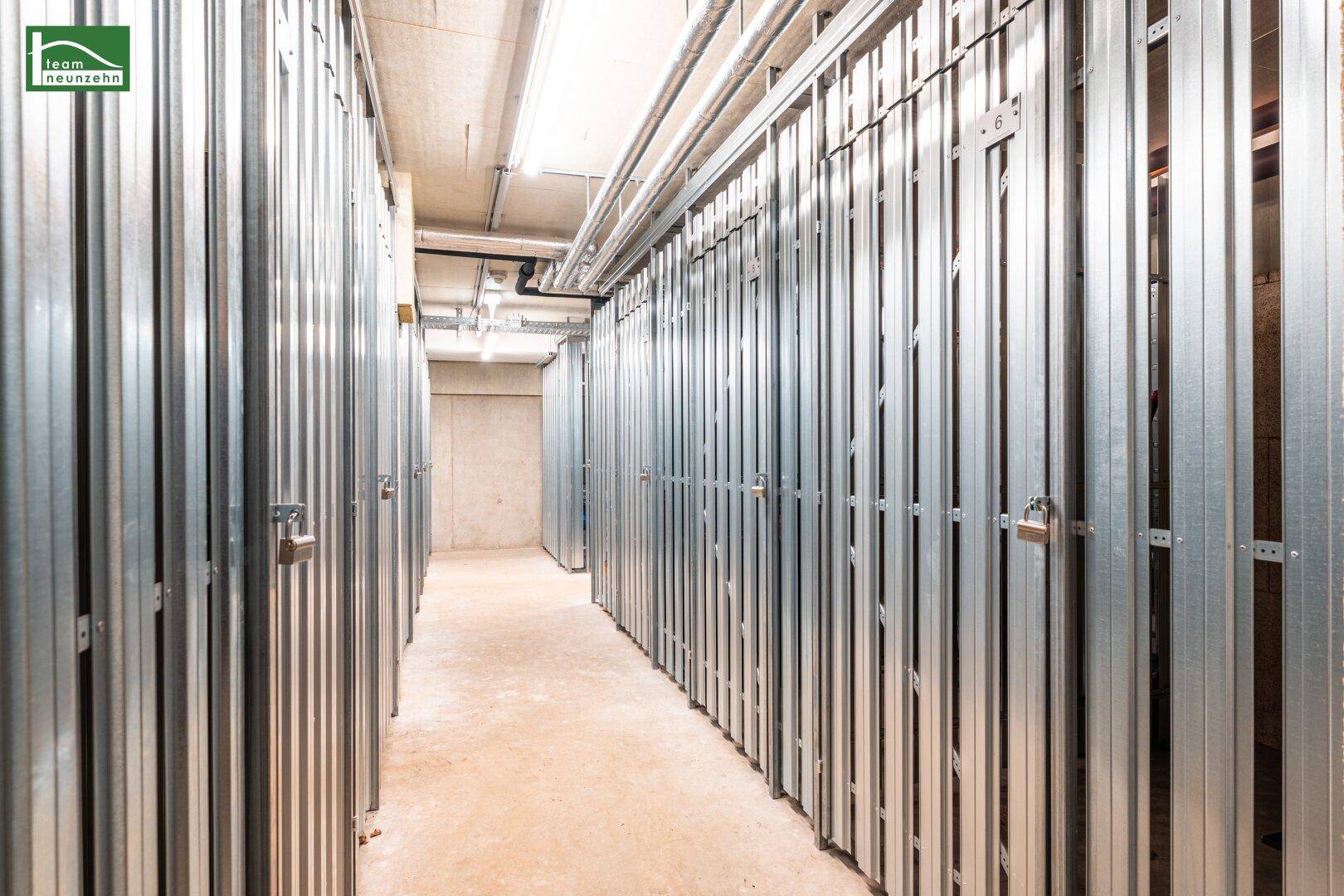 Geräumiger Kellerraum mit vielen individuellen Abteilen für zusätzlichen Stauraum.