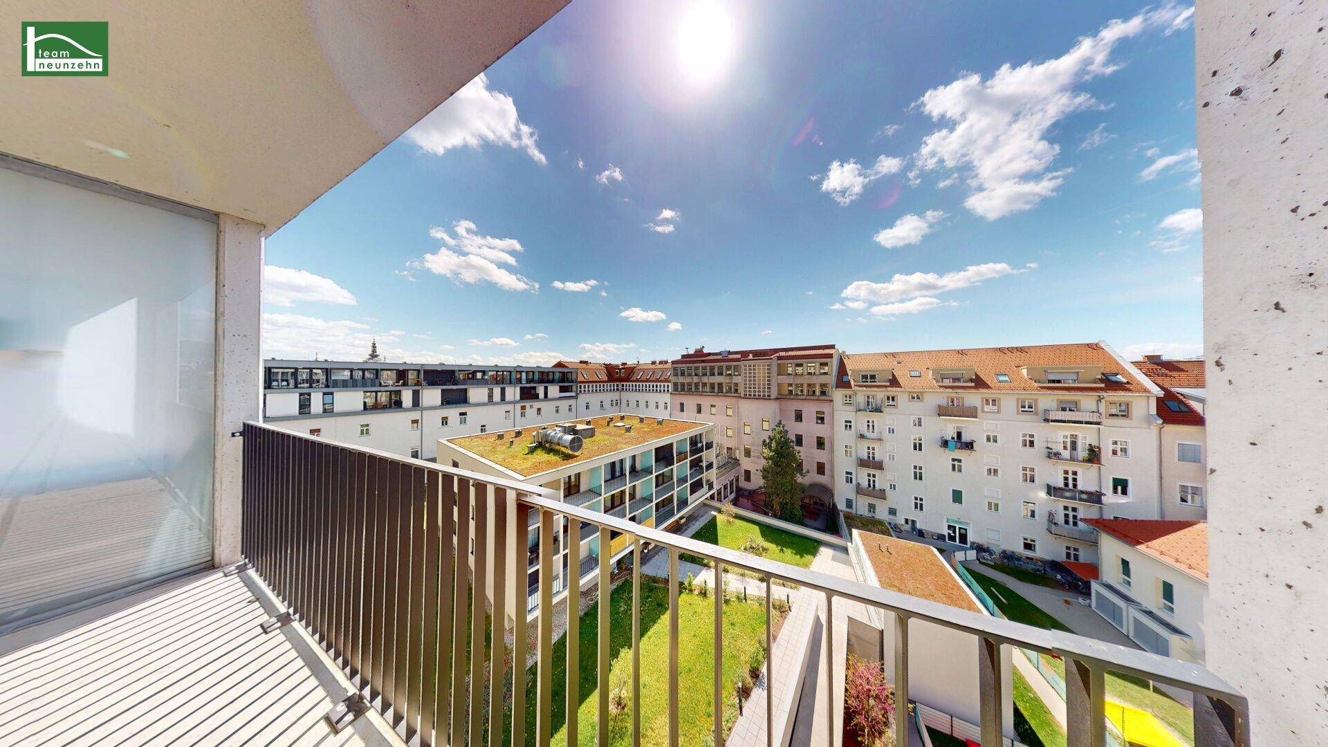 Sonniger Balkon mit weitem Blick über die Stadt und die umliegende Bebauung.
