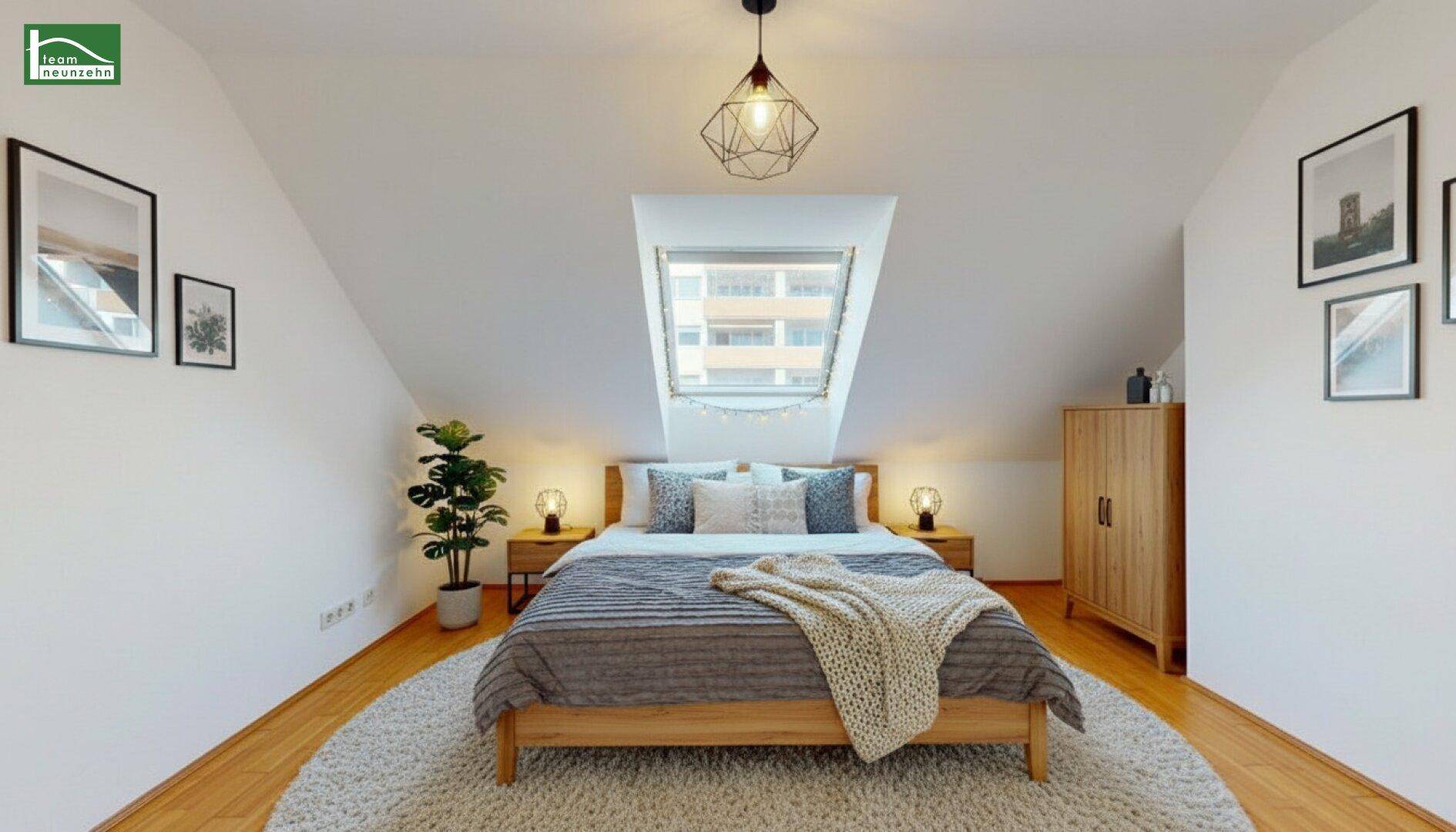 Virtuell möbliertes Schlafzimmer mit Dachschräge, Holzboden und großem Dachfenster.