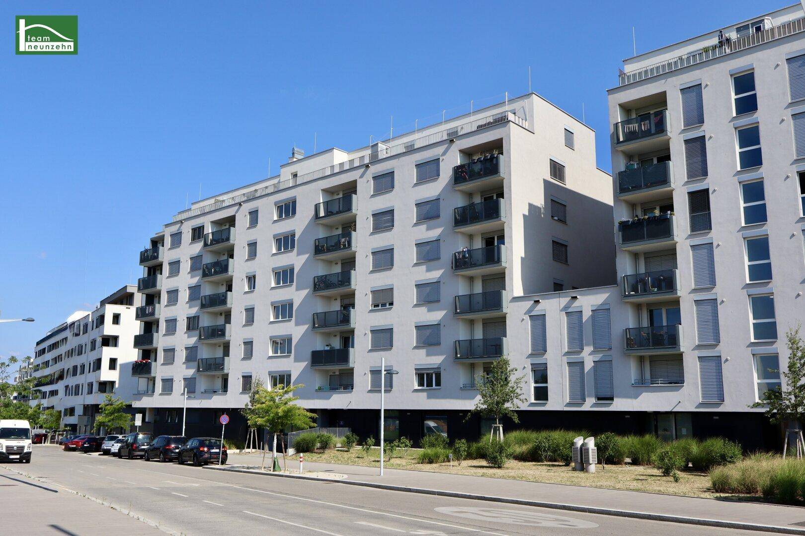 Ansicht einer modernen Wohnanlage mit vielen Balkonen und einer klaren architektonischen Linie.