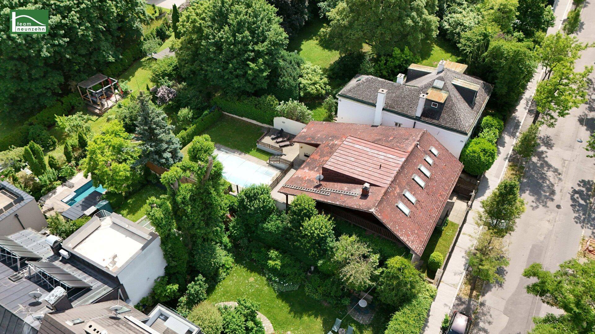 Luftaufnahme des Anwesens und der Nachbarhäuser mit Swimmingpool und weitläufigen Grünflächen.