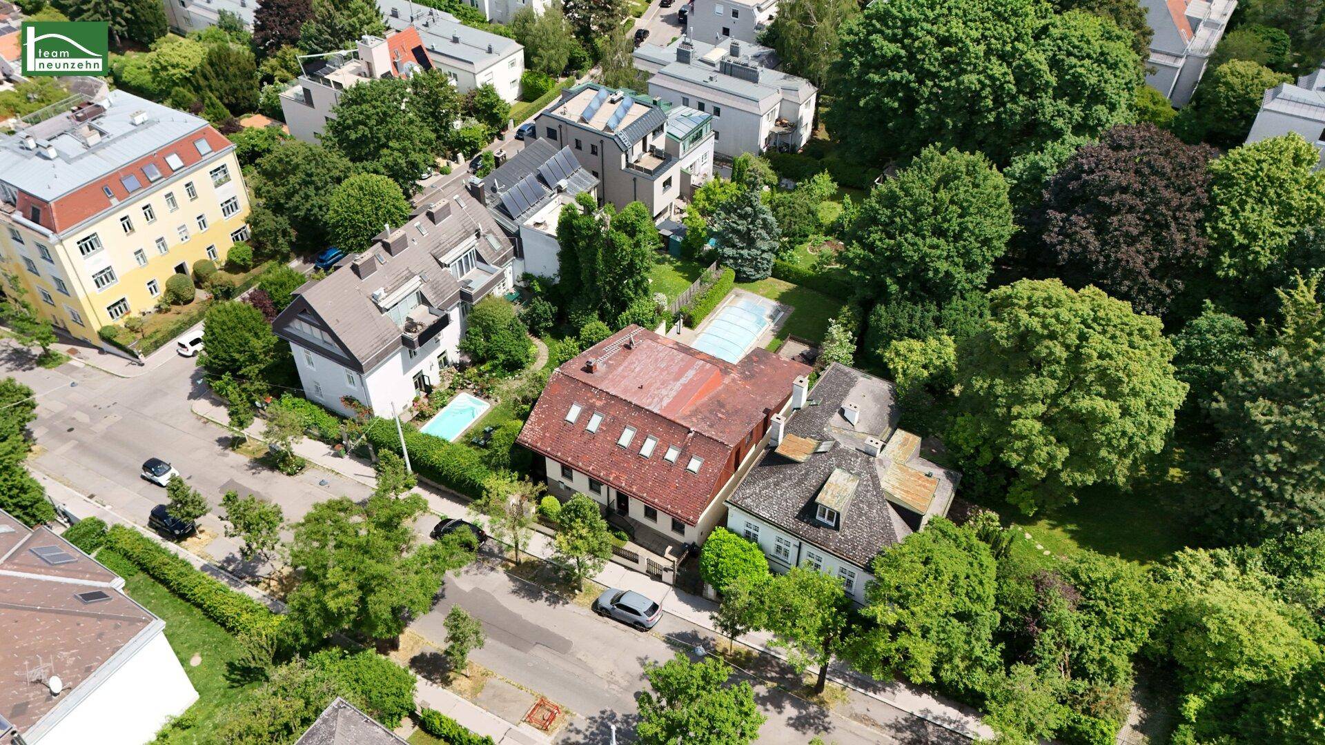Luftaufnahme des Anwesens und der umliegenden Nachbarschaft mit Straßen, Häusern und Grünflächen.