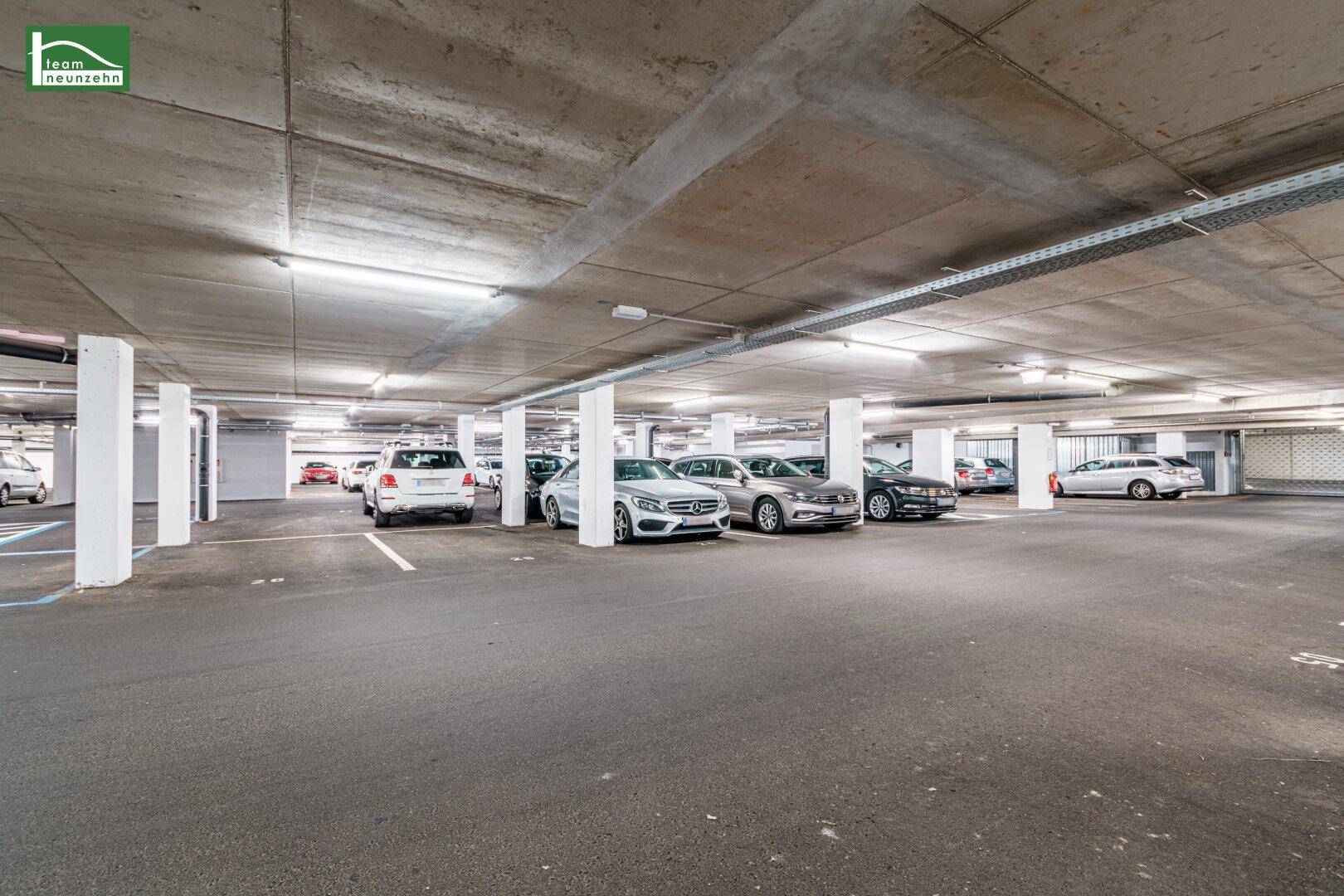 Geräumige Tiefgarage mit vielen Stellplätzen und guter Beleuchtung.