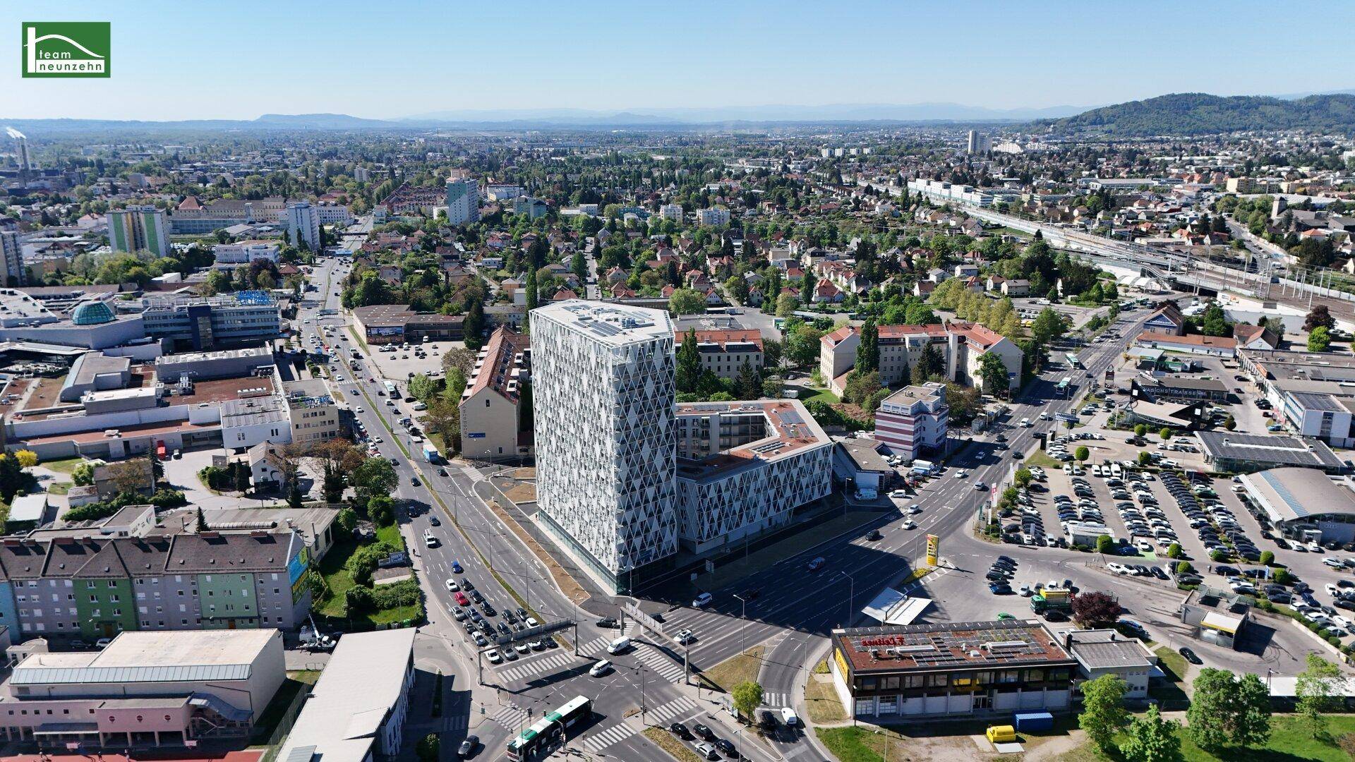 Luftaufnahme eines modernen Gebäudekomplexes in einer städtischen Umgebung mit weitem Blick.