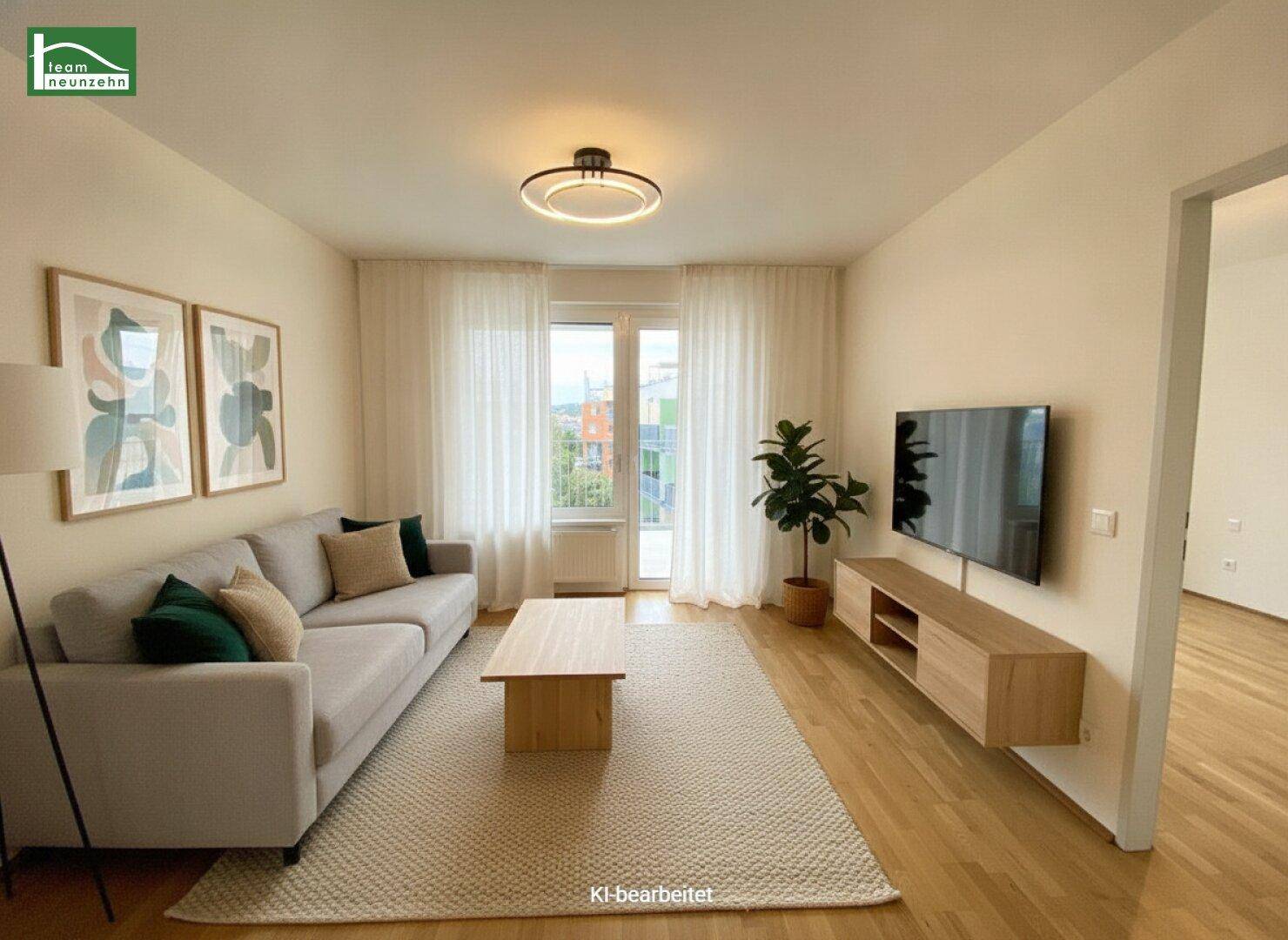 Modern eingerichtetes Wohnzimmer mit Sofa, Fernseher und Zugang zu einem Balkon.