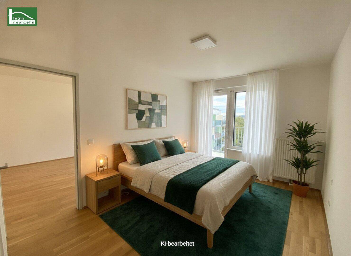Gemütliches Schlafzimmer mit Doppelbett, Nachttischen und Zugang zu einem Balkon.