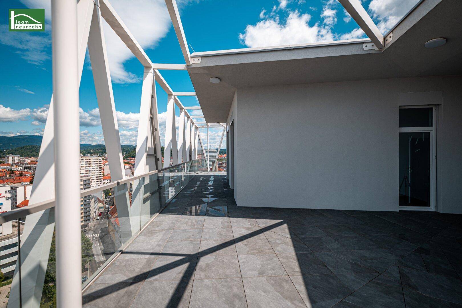 Balkon mit einzigartiger Stahlkonstruktion und Panoramablick auf die Stadt und Berge.