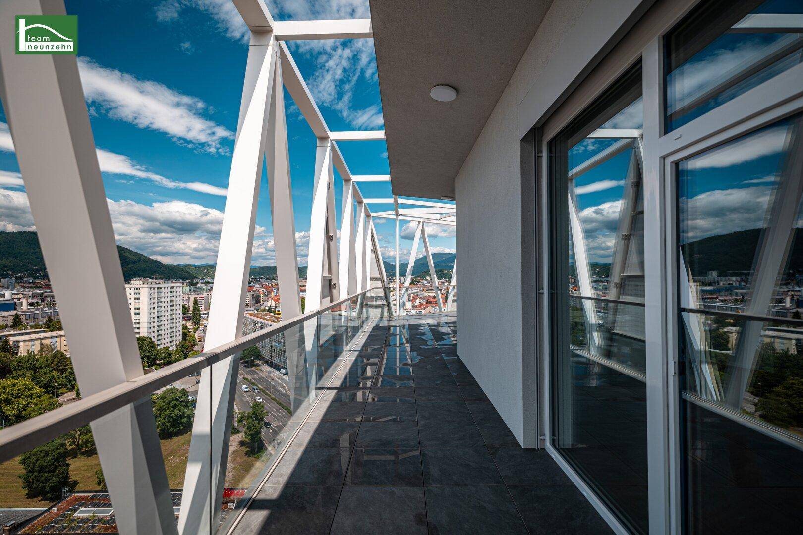 Balkon mit moderner Architektur und weitem Blick über die Stadtlandschaft.