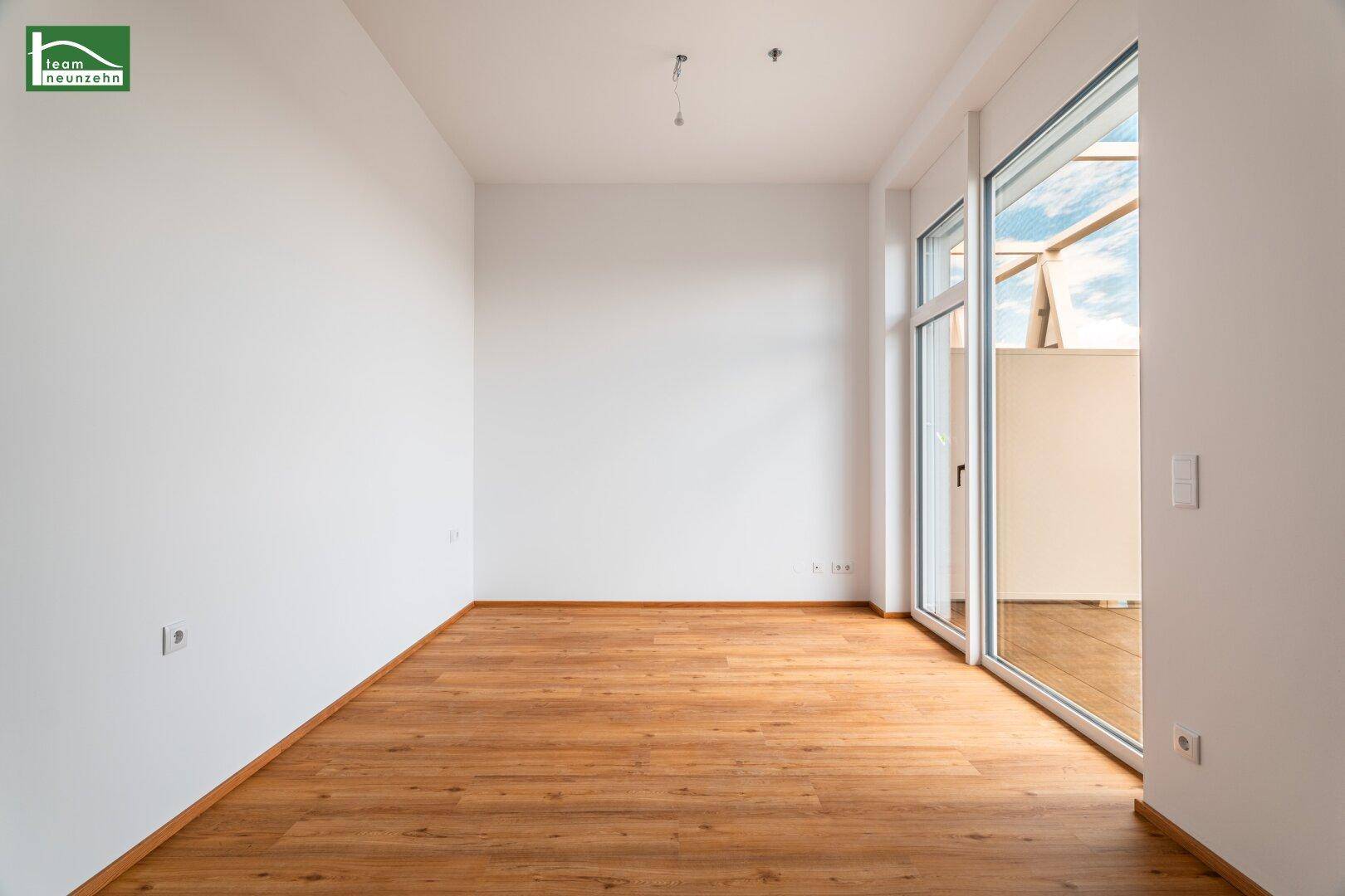 Unmöblierter Raum mit großen Fenstern und Holzboden, ideal für individuelle Gestaltung.