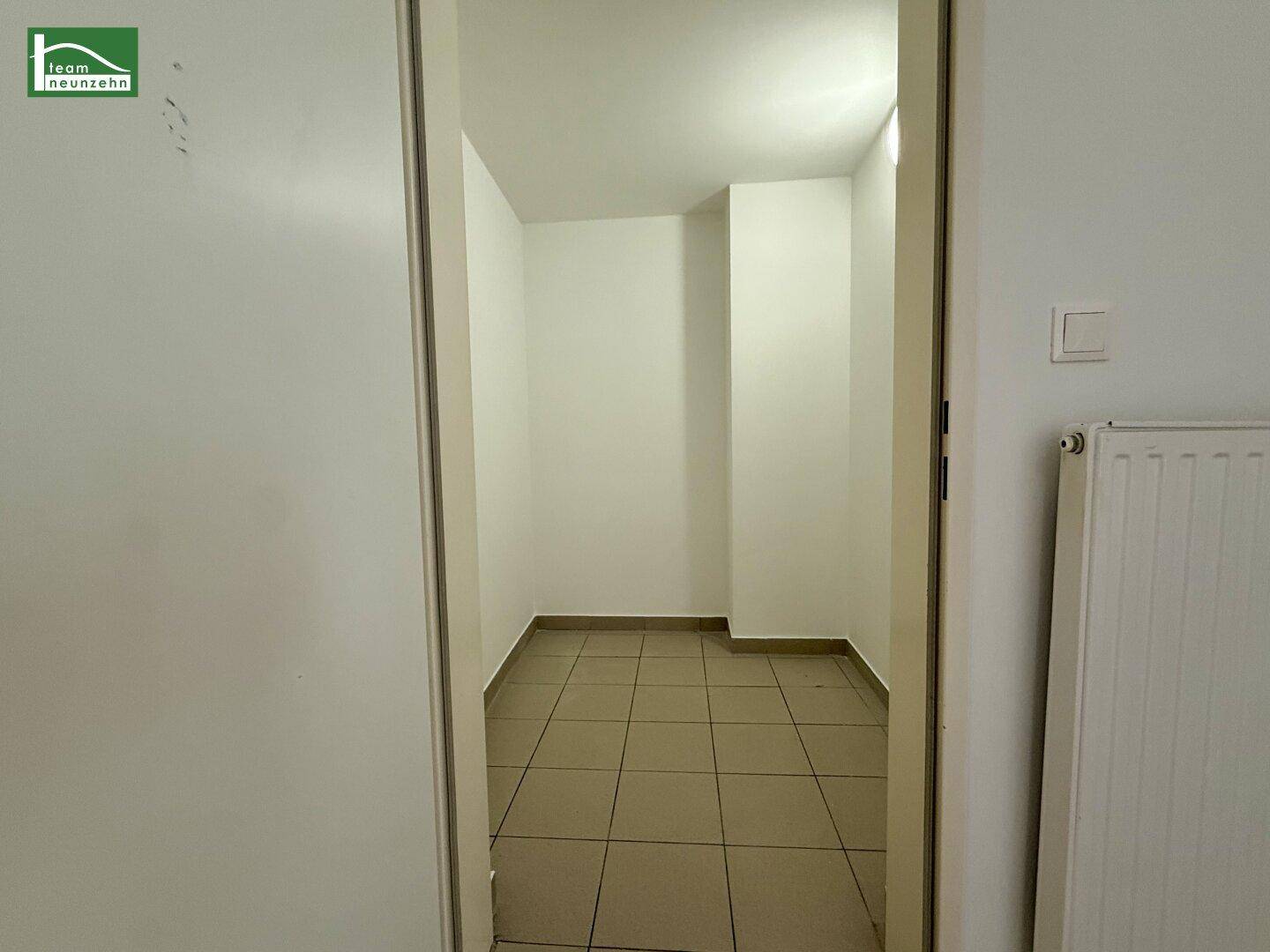 Praktischer Abstellraum mit Fliesenboden und weißen Wänden, ideal für zusätzlichen Stauraum.