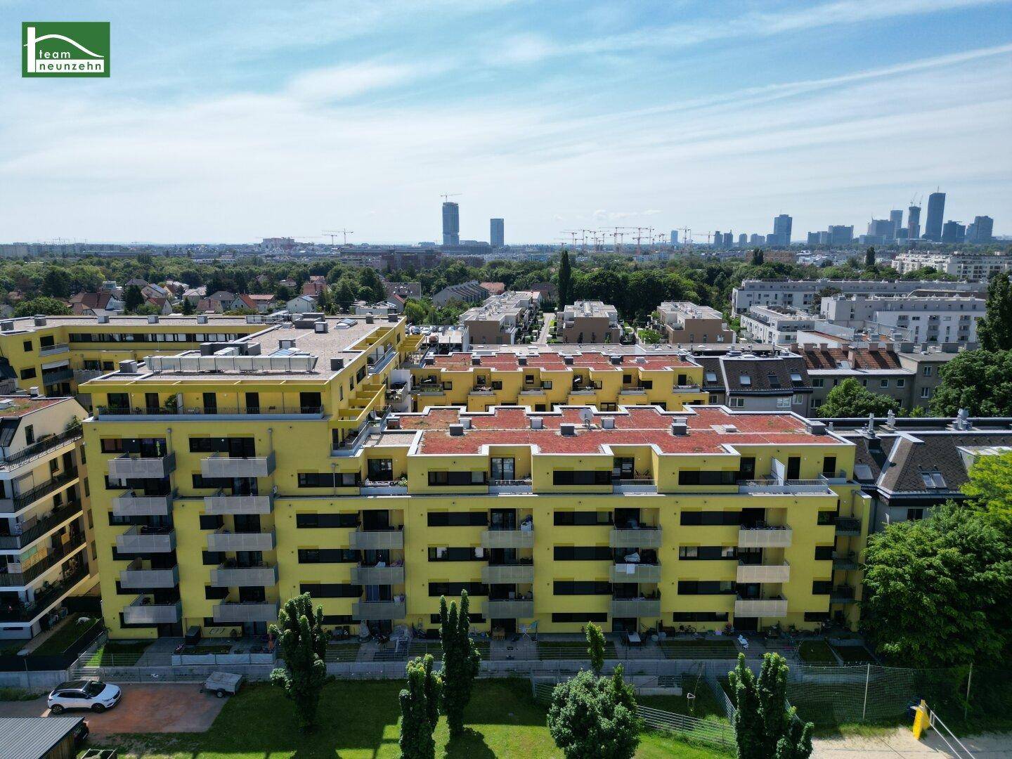 Weitläufige Luftaufnahme des Wohnkomplexes mit Blick auf die Stadtlandschaft.