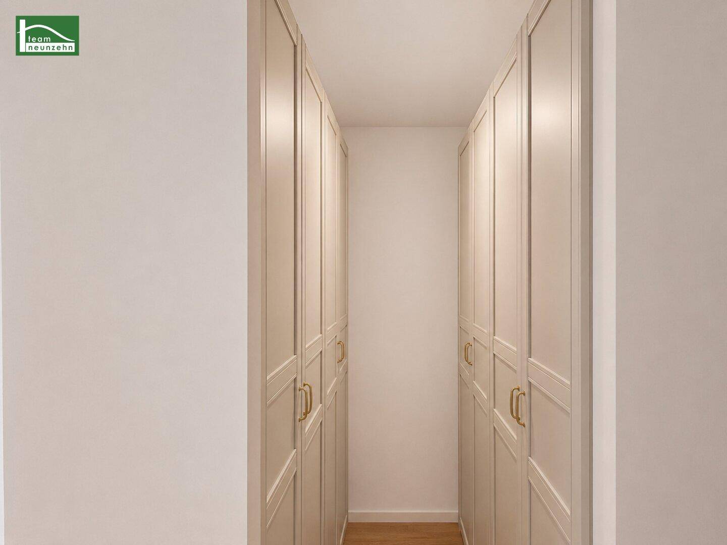 Begehbarer Kleiderschrank mit hellen Einbauschränken und goldenen Griffen.