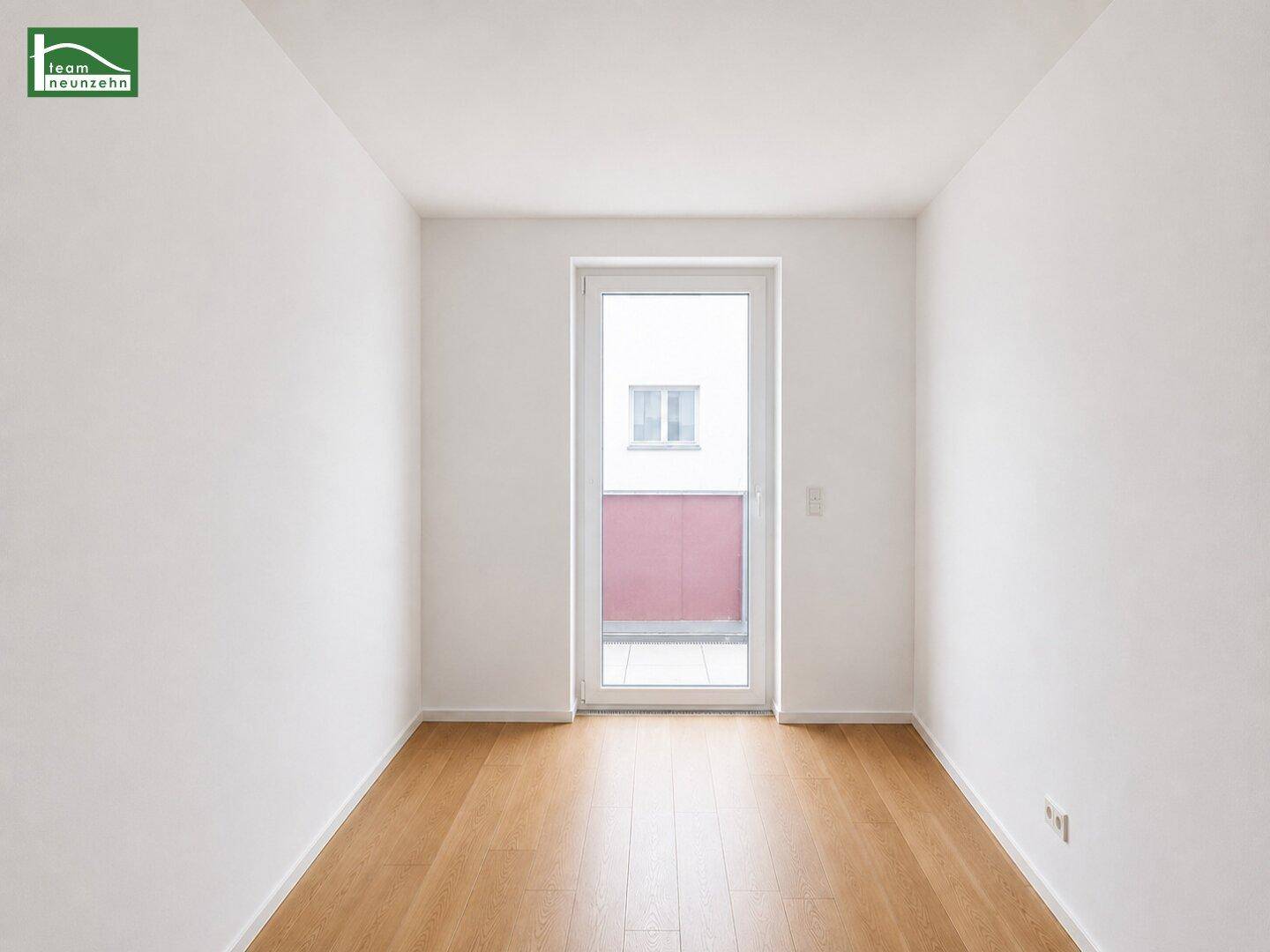 Kleines, helles Zimmer mit Parkettboden und einem Fenster, das Zugang nach draußen bietet.
