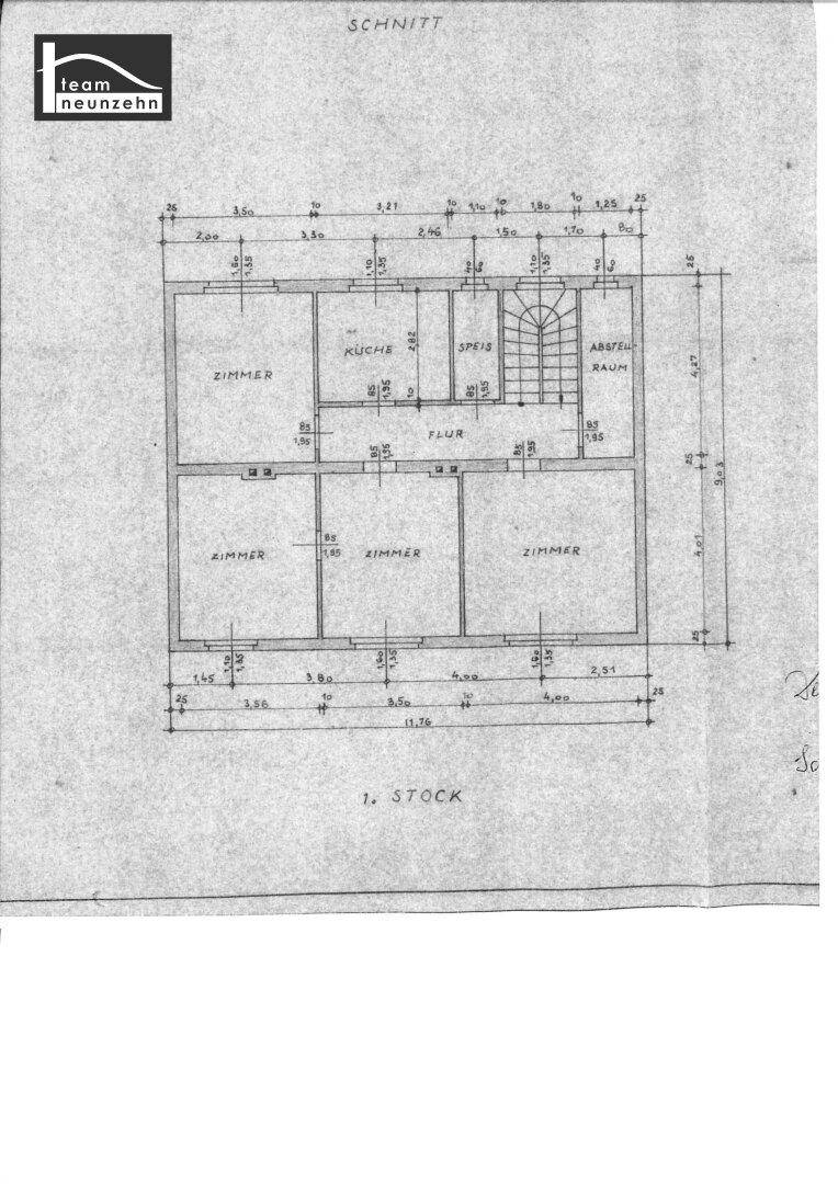 Grundriss des ersten Stocks mit mehreren Zimmern, Küche und Abstellraum.