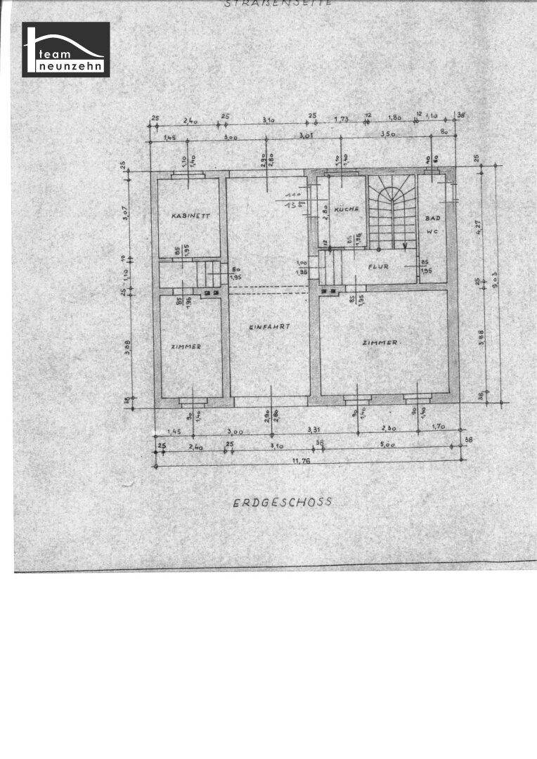 Grundriss des Erdgeschosses mit Zimmern, Küche, Bad und WC.