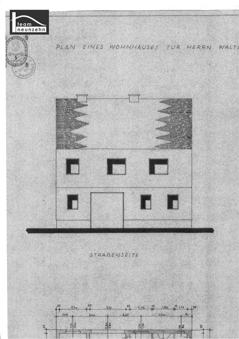 Fassadenansicht des Wohnhauses von der Straßenseite mit Fenstern und Eingang.