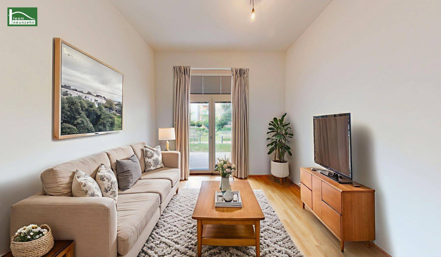 Gemütliches Wohnzimmer mit beigem Sofa, Holzboden und Zugang zu einem Außenbereich.