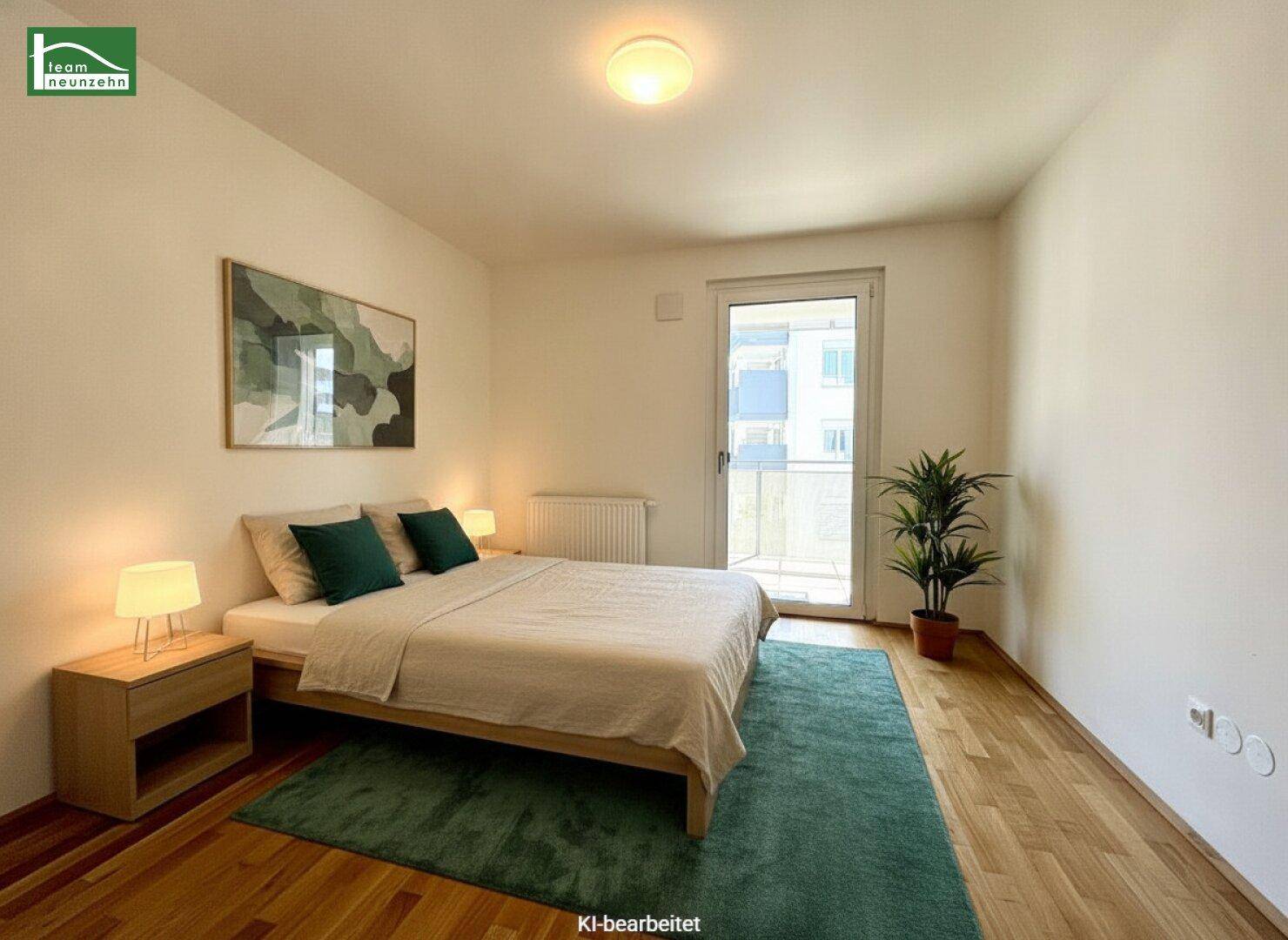 Virtuell eingerichtetes Schlafzimmer mit Holzboden, Doppelbett und Balkonzugang.