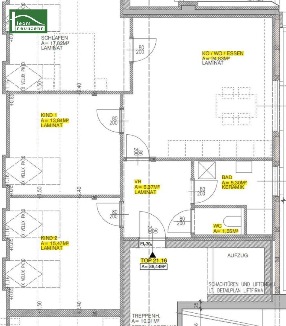 Grundriss der Wohnung mit offenem Wohnbereich, drei Schlafzimmern und zwei Bädern.